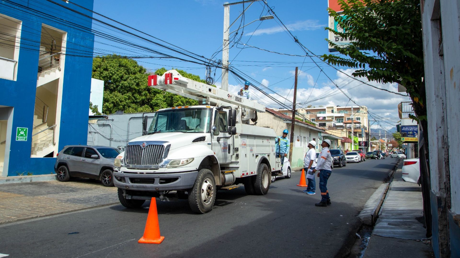 Edesur interconecta semáforos del centro de Baní para contribuir con el tránsito