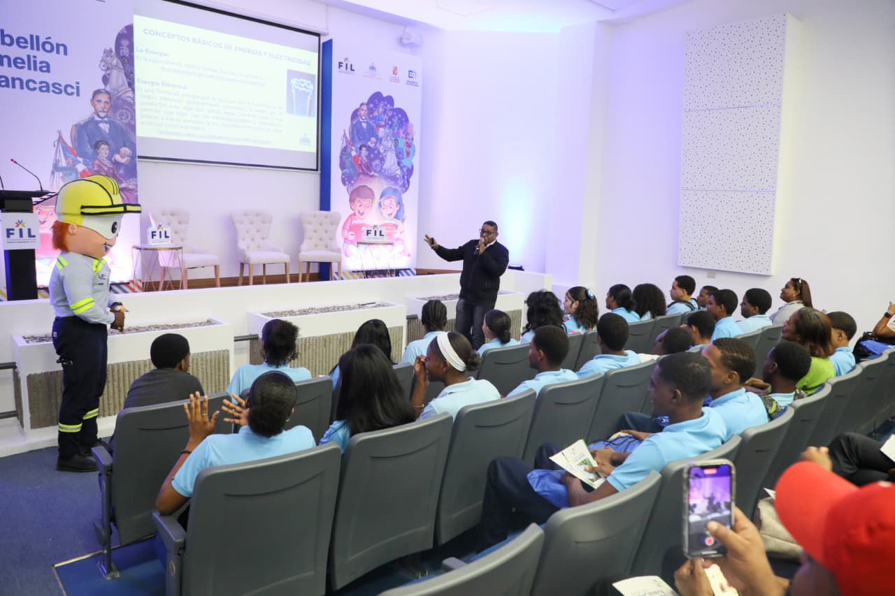 EDES dictan charla sobre eficiencia energética en la Feria del Libro 2025