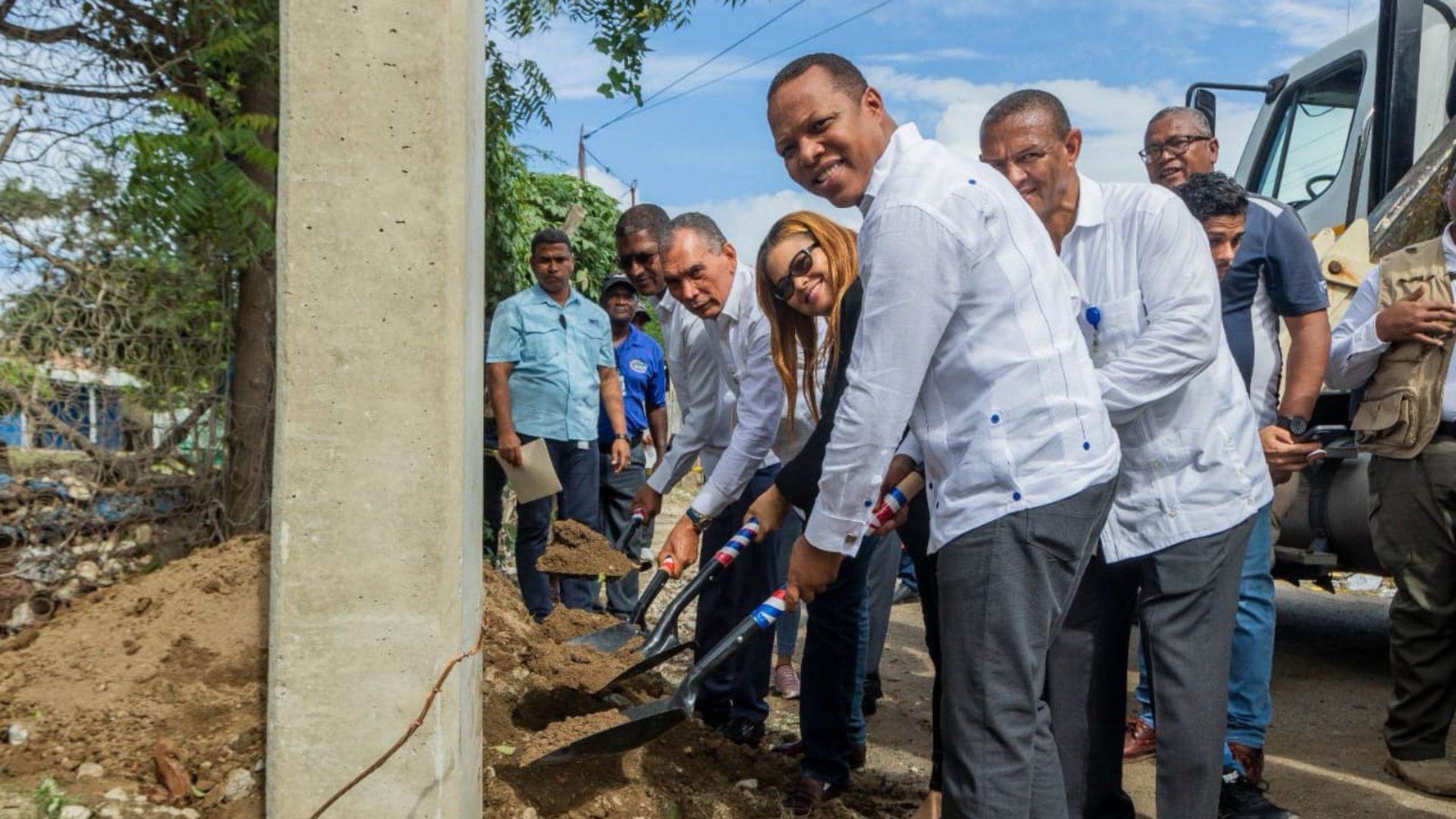 Edesur da el primer palazo para rehabilitar las redes, iluminar y electrificar la comunidad La Bombita, de Azua