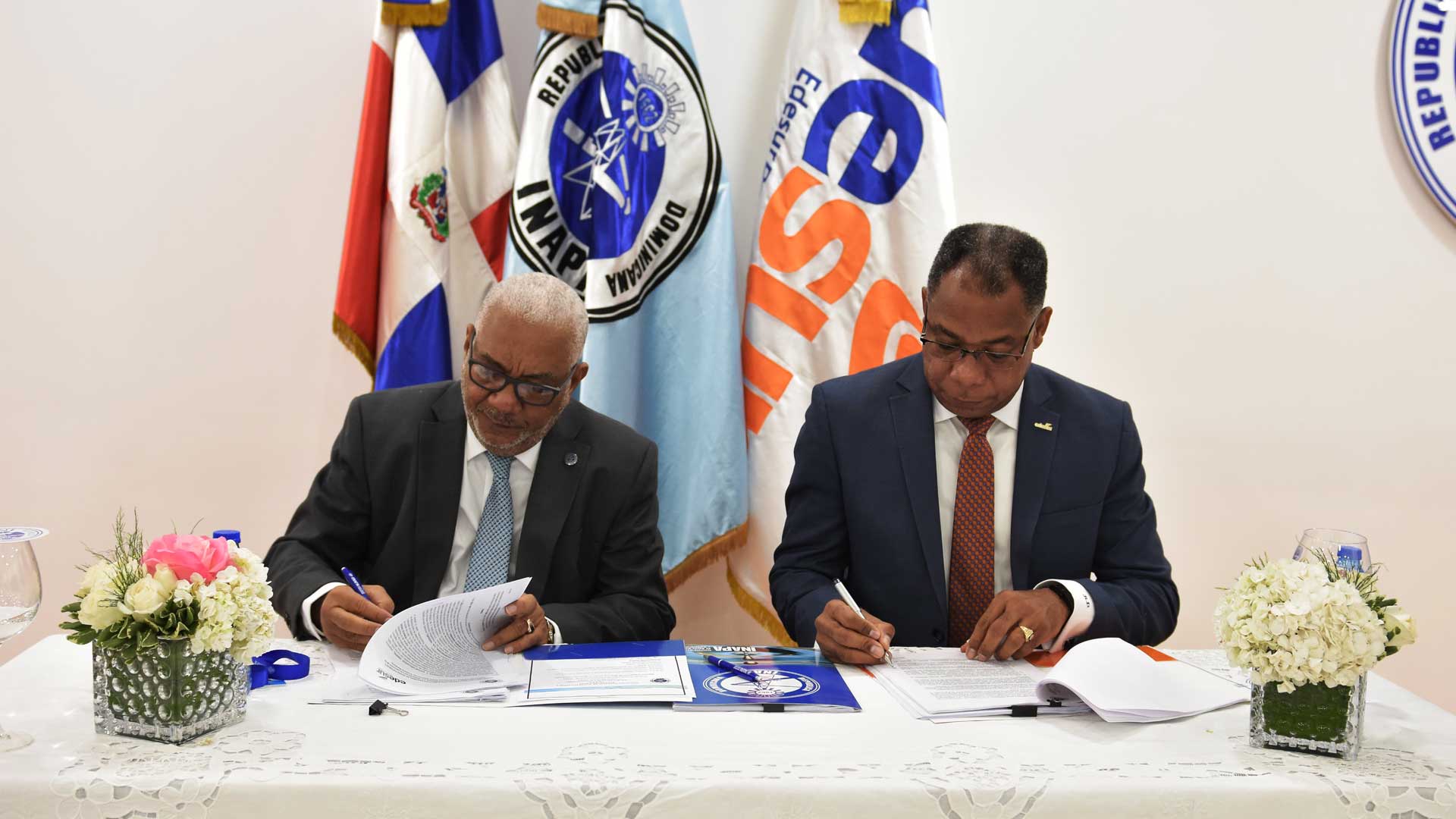 Edesur firma acuerdo con Inapa en beneficio de sus clientes