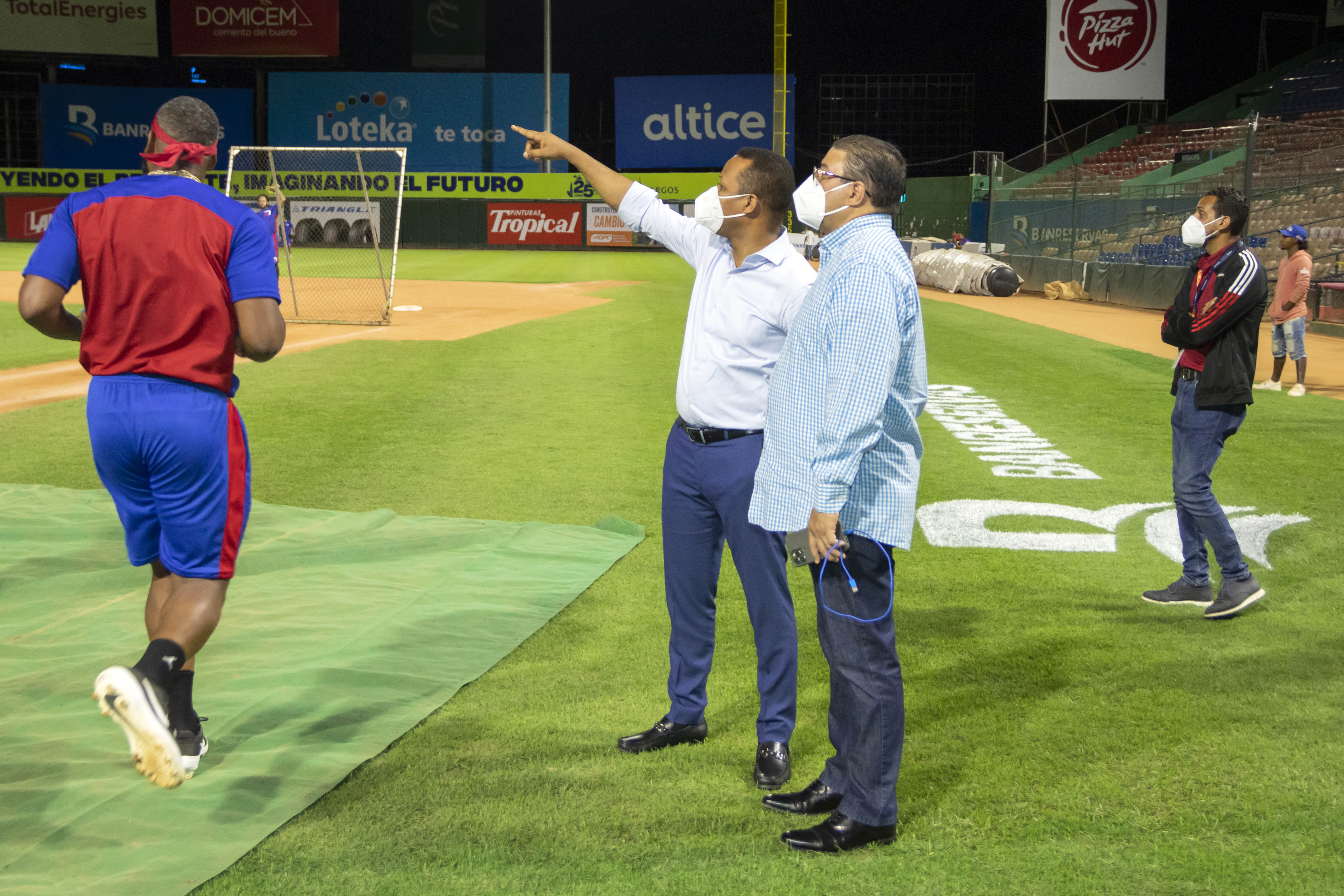Edesur coloca luminarias y supervisa alumbrado en entorno Estadio Quisqueya