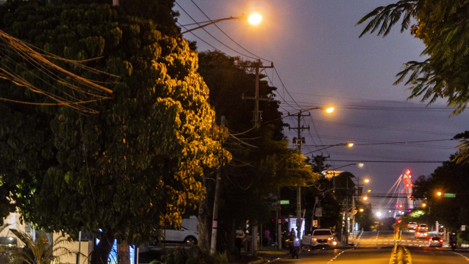Edesur coloca nuevas luminarias en la av. Máximo Gómez