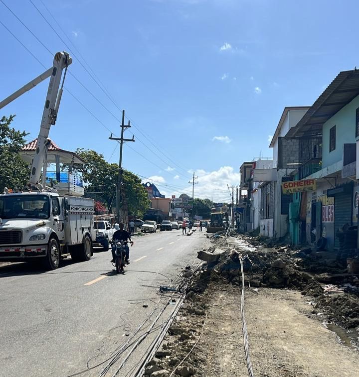 Edesur trabaja para reponer postes derribados durante excavaciones en Villa Altagracia