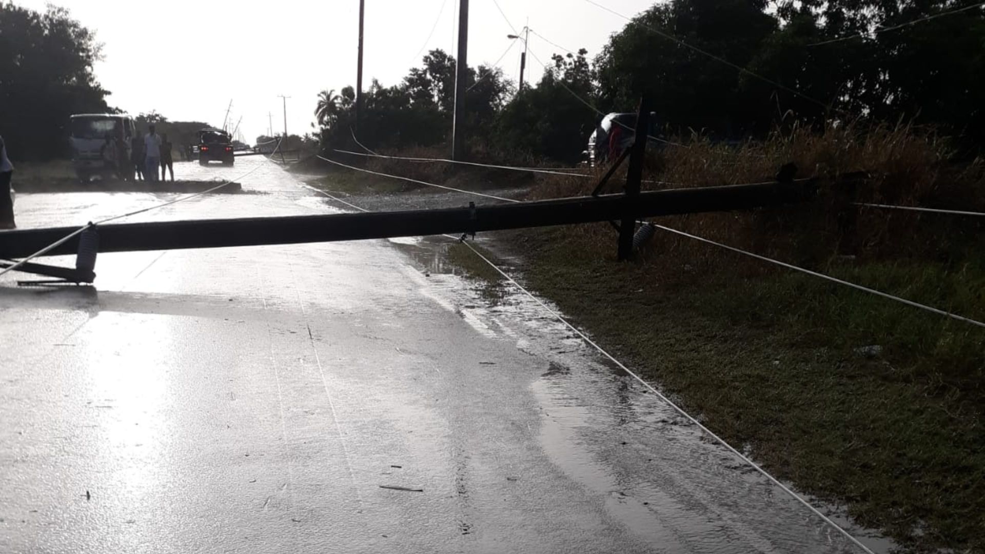 Edesur Dominicana informa tornado derribó cuatro postes del tendido eléctrico y afecta línea de 69 kilovatios en San Juan-Las Matas