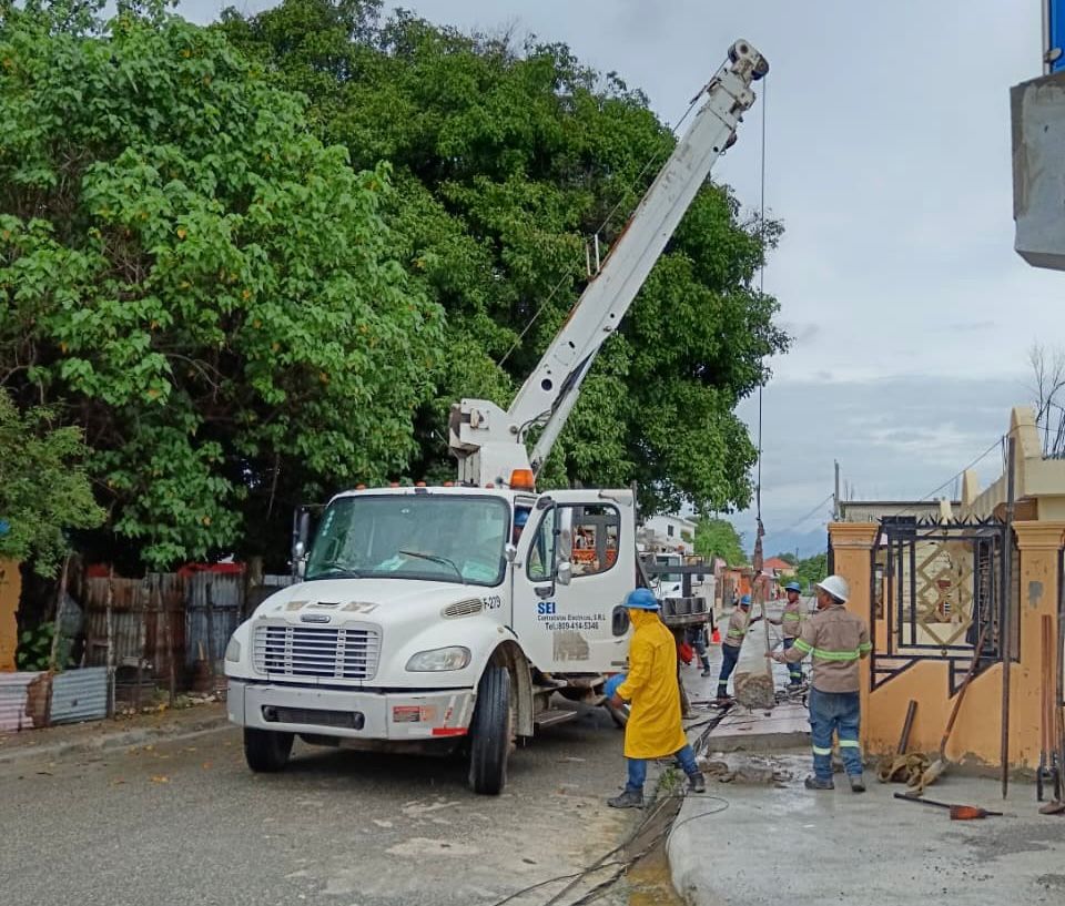 Edesur trabaja para restablecer servicio en zonas de Azua por caída de postes y salida de circuitos