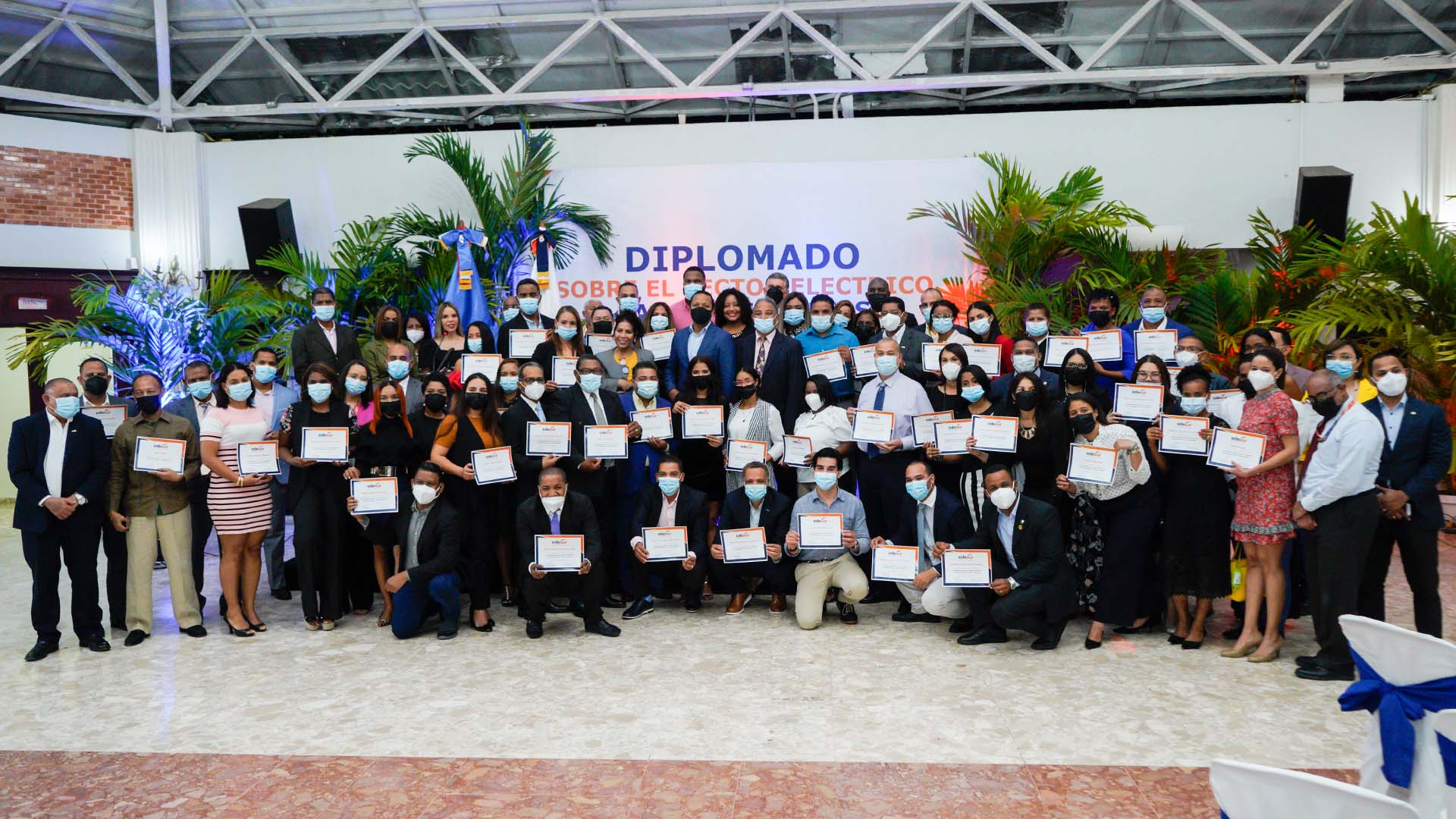 Edesur gradúa 156 periodistas y comunicadores en su “1er. Diplomado sobre el sector eléctrico”