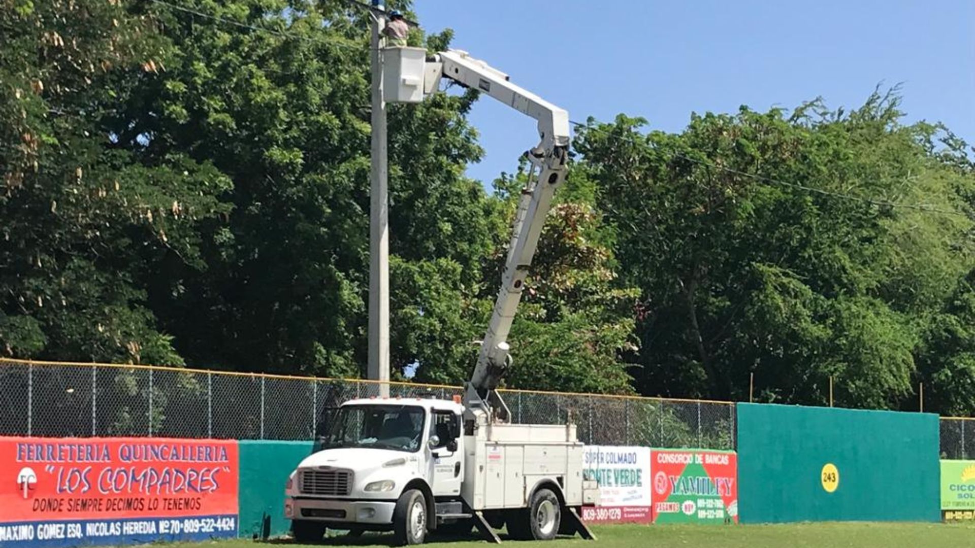 Edesur electrifica e ilumina Estadio de Softball del Llano