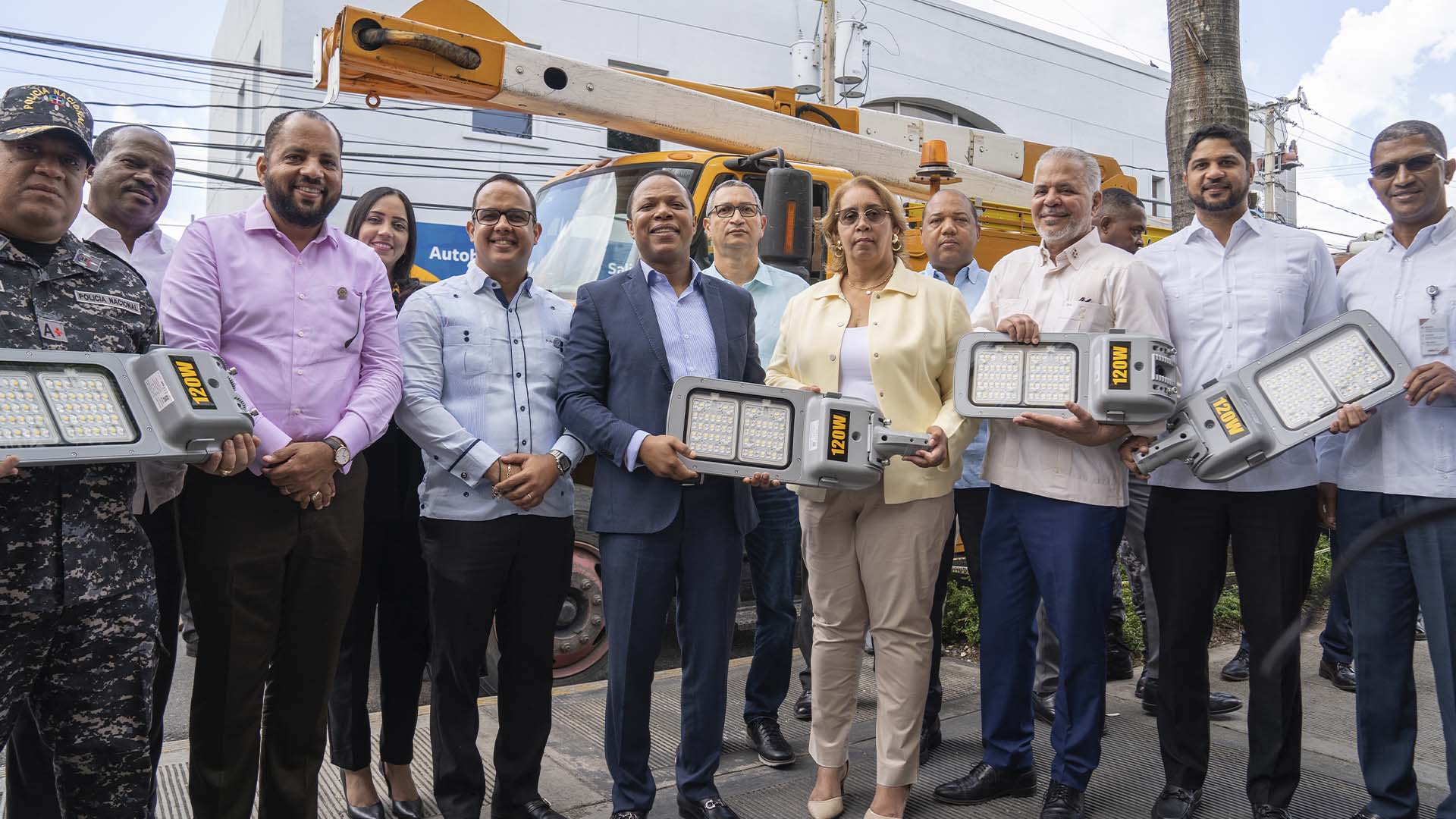 Edesur inicia colocación de 1,000 luminarias en sectores de San Cristóbal