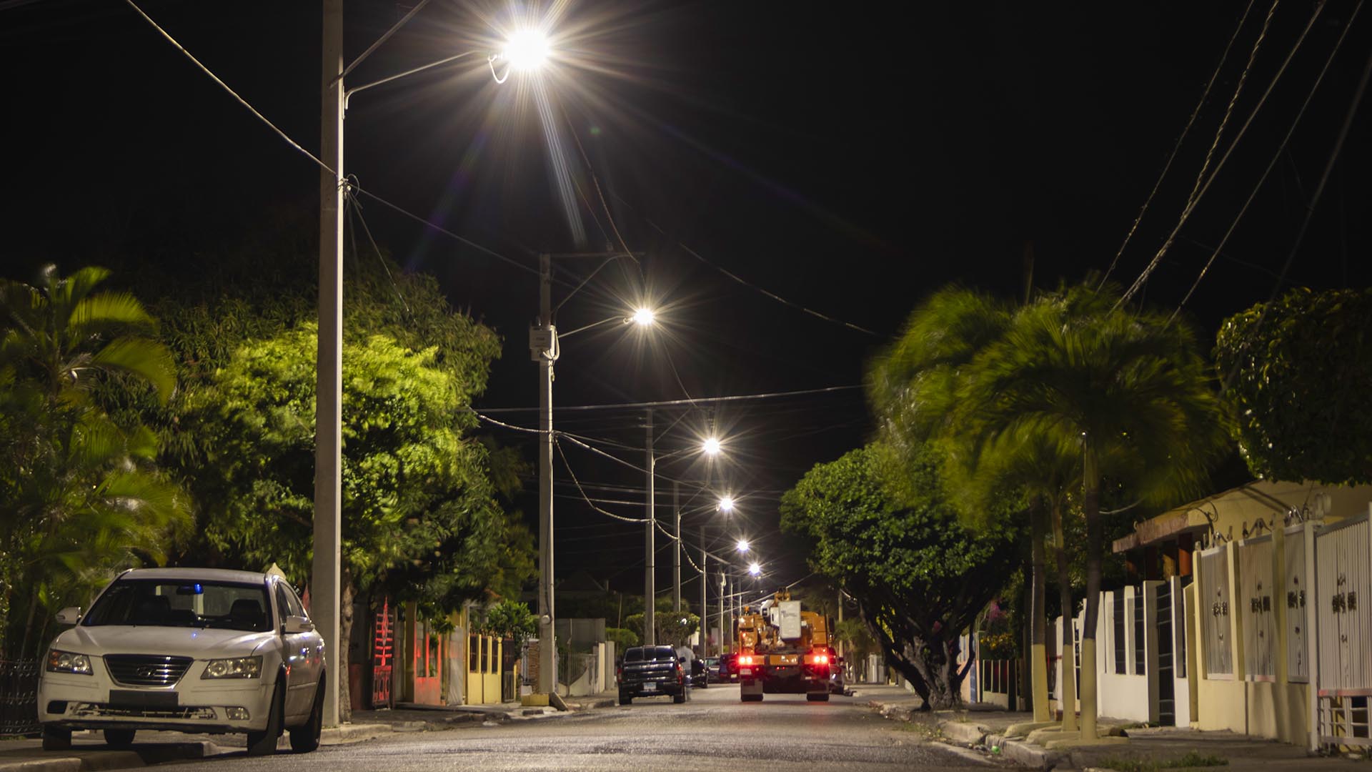 Edesur Dominicana inicia colocación de 200 luminarias LED en Peravia