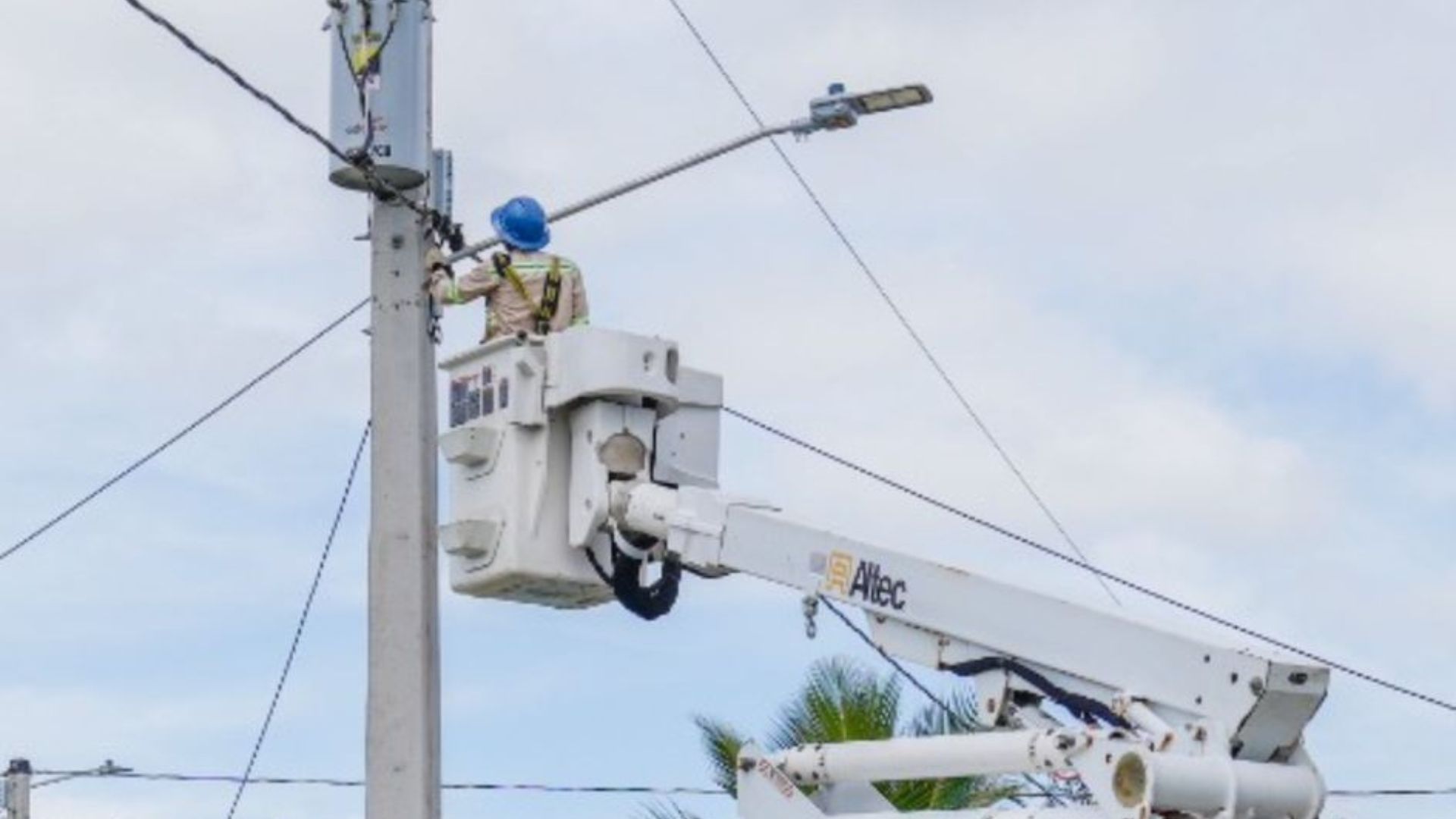 Edesur capta nuevos clientes, instala 32 transformadores y más de 6,000 metros de cables en la provincia Peravia