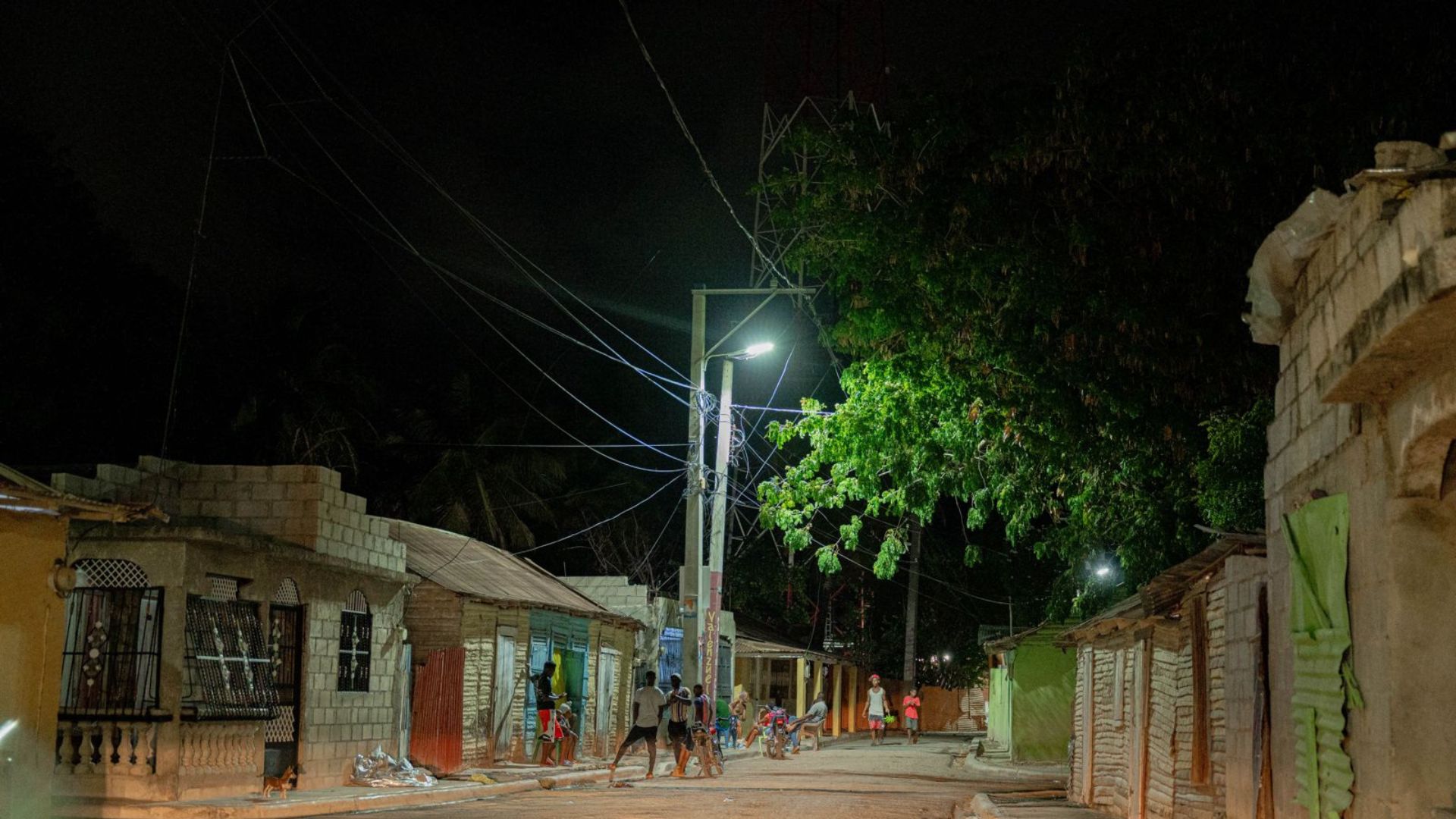 Edesur ilumina el distrito municipal Las Clavellinas y la comunidad de Los Tramojos en Azua