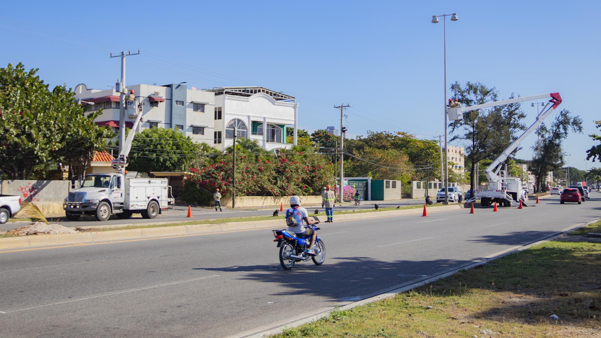 Edesur inicia iluminación de la autopista 30 de Mayo