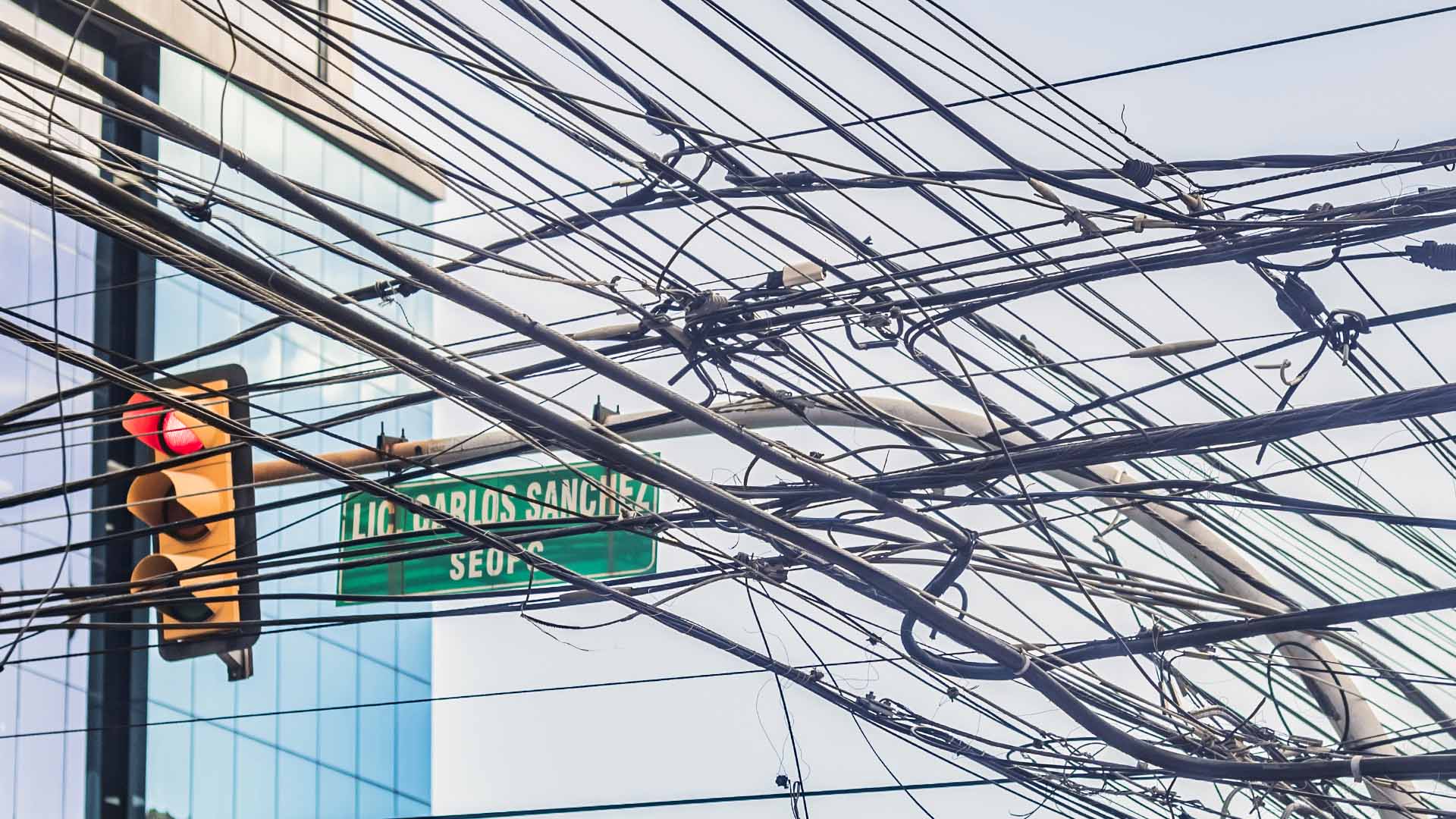 Edesur llama a empresas telefónicas y de cables reordenar cableado para eliminar contaminación visual