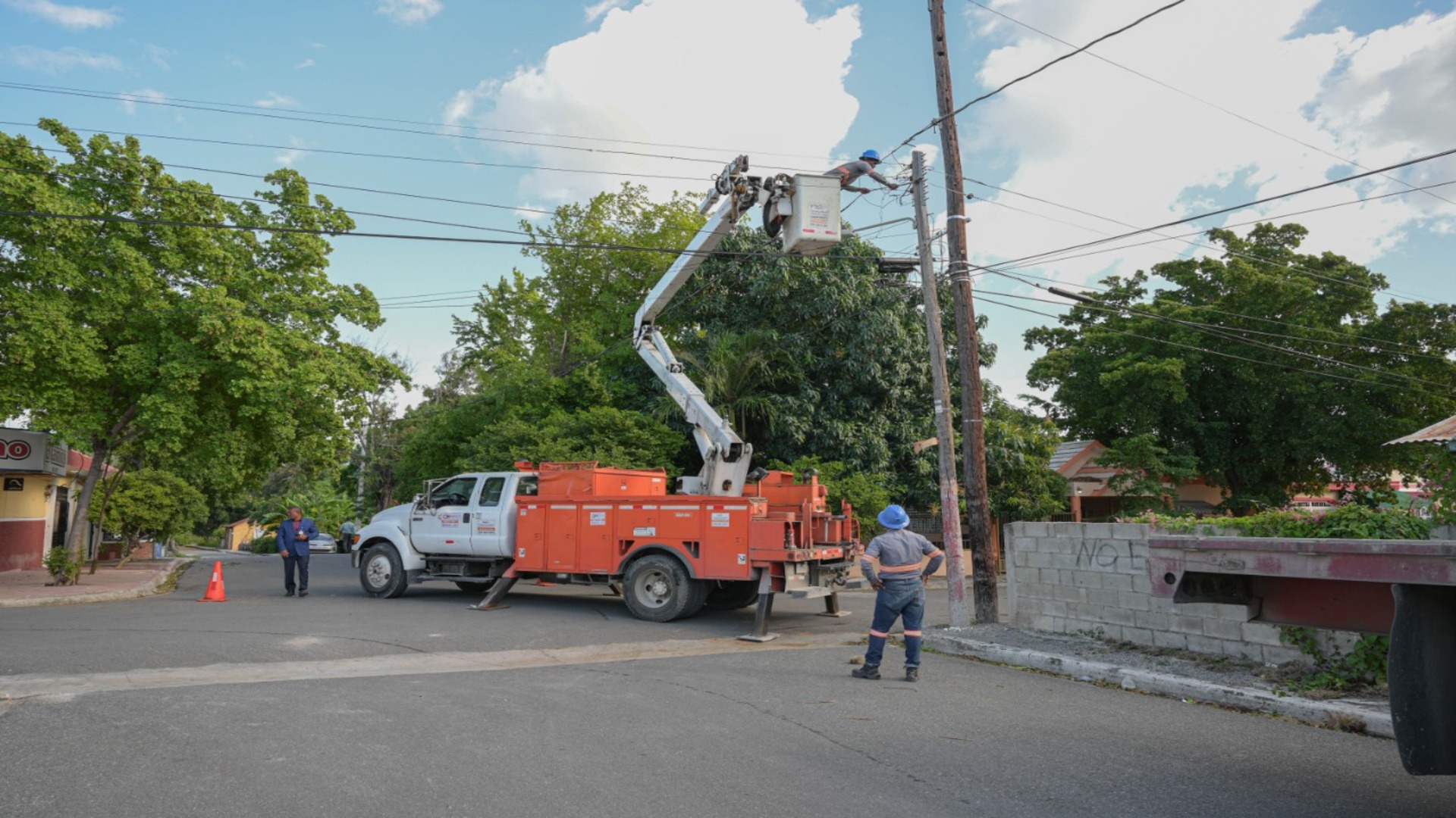 Edesur ilumina y rehabilita redes eléctricas en el municipio de Estebanía de Azua