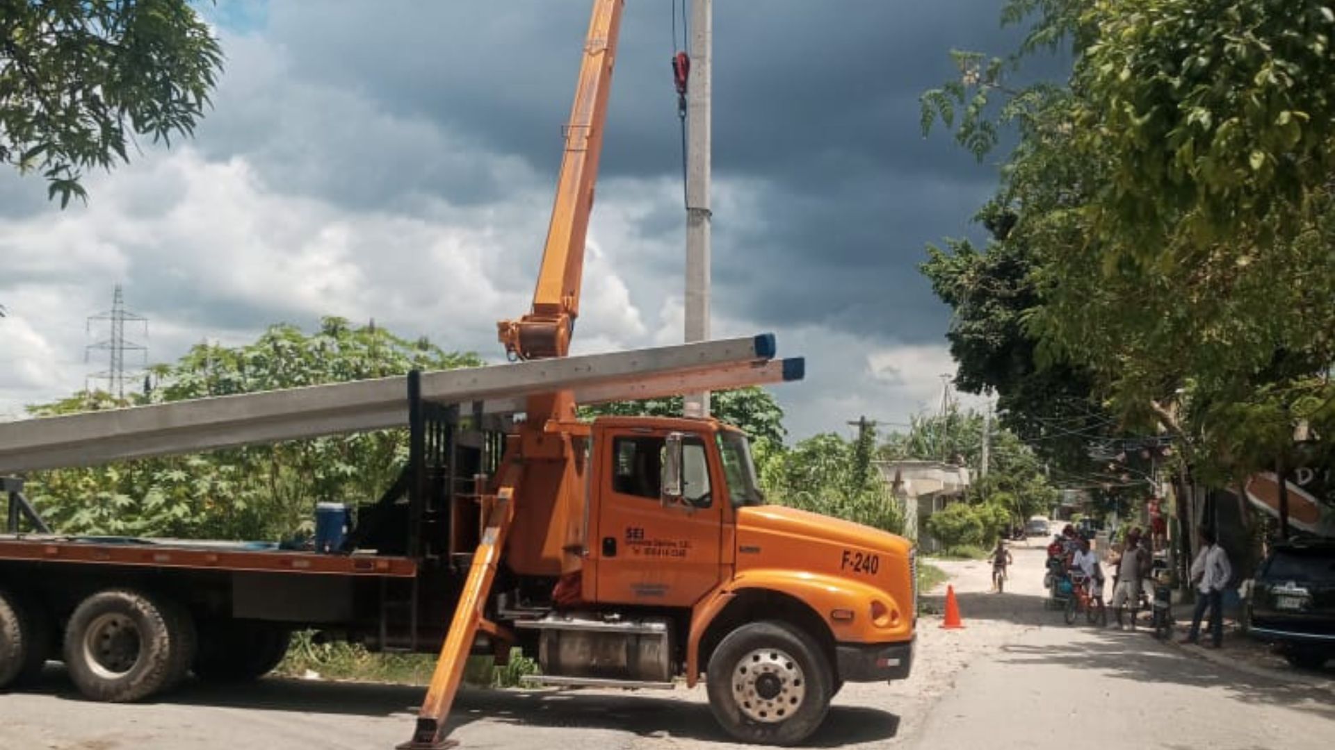 /media/5yqpsnf2/portada-1920-x-1080-edesur-lleva-soluciones-electricas-al-sector-villa-progreso-el-moscu-en-san-cristobal-coloco-nuevas-redes.jpg
