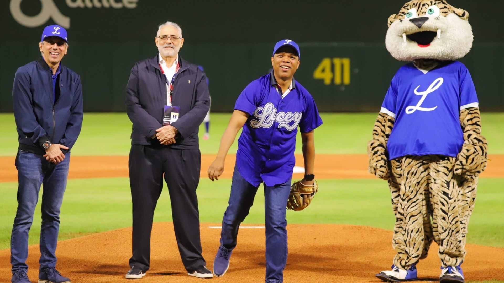 Lidom y Licey reconocen a Milton Morrison por apoyar el béisbol; hace lanzamiento de honor