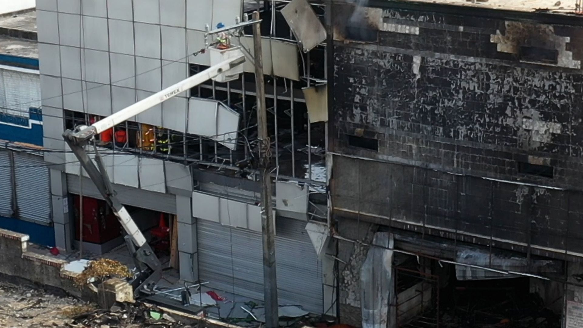 Unos 72 técnicos de Edesur trabajan 24 horas en zona de explosión, y centros médicos en San Cristóbal