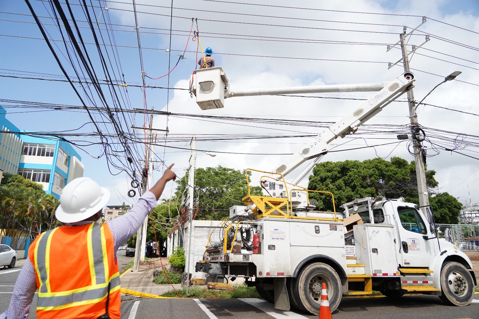 Edesur desarrolla intenso plan de construcción de circuitos y cambios de redes de distribución en su área de concesión