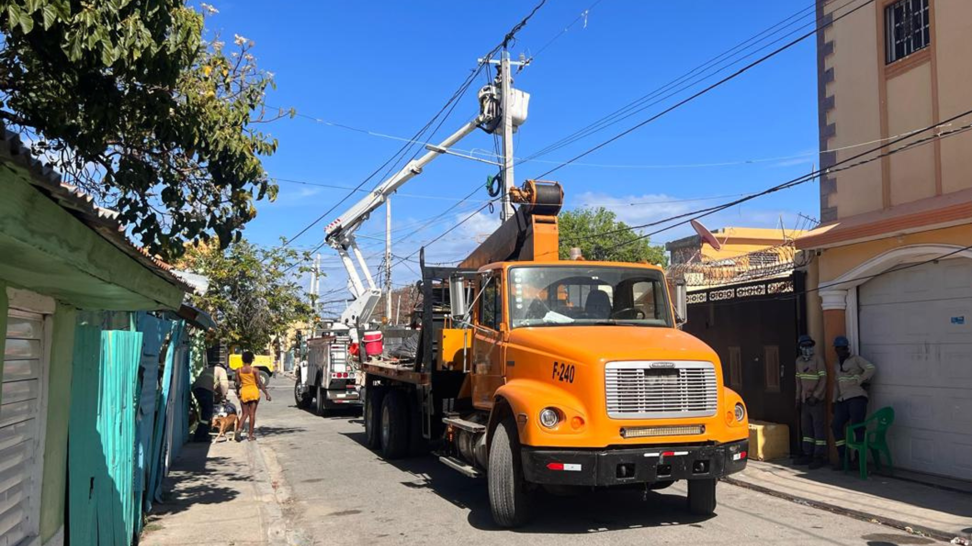 Edesur adecúa redes eléctricas, instala transformadores y normaliza clientes en Baní