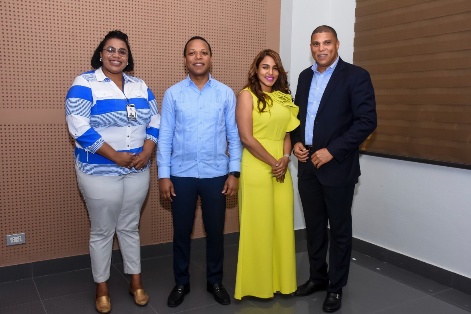 Milton Morrison encabeza encuentro con comerciantes de Peravia
