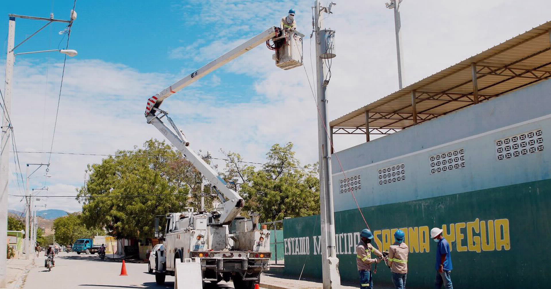 Edesur ilumina calles, complejos deportivos y dispone