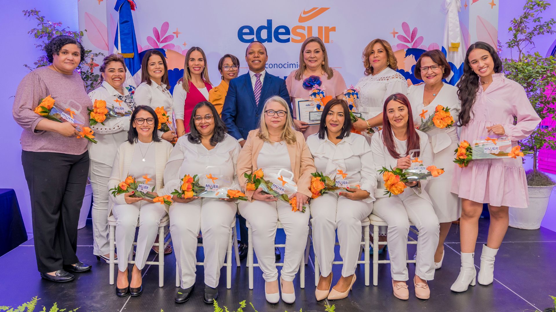 Edesur reconoce a Jatnna Tavárez, y a diez colaboradoras destacadas de la empresa con el Premio Mujer de Luz