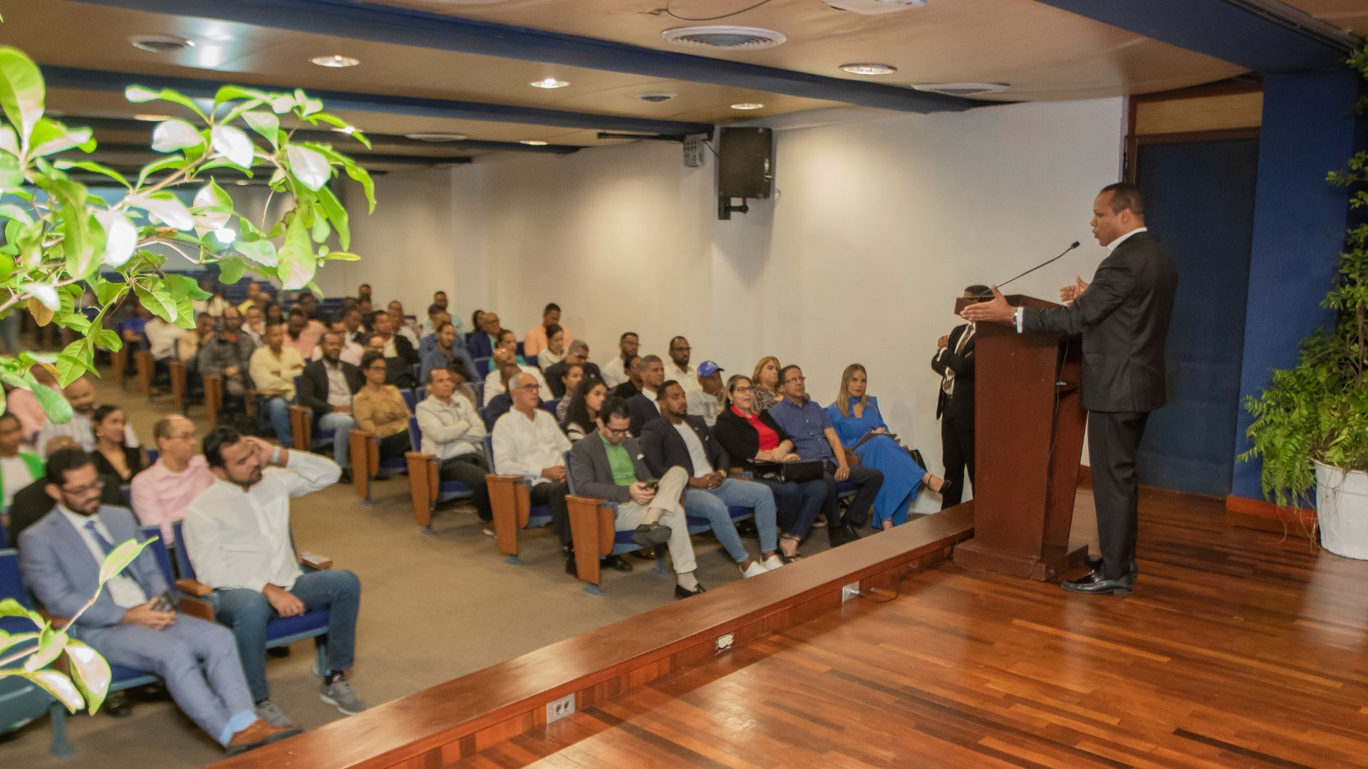 Milton Morrison dicta conferencia magistral “Confusiones, intereses y debates: la realidad eléctrica dominicana”