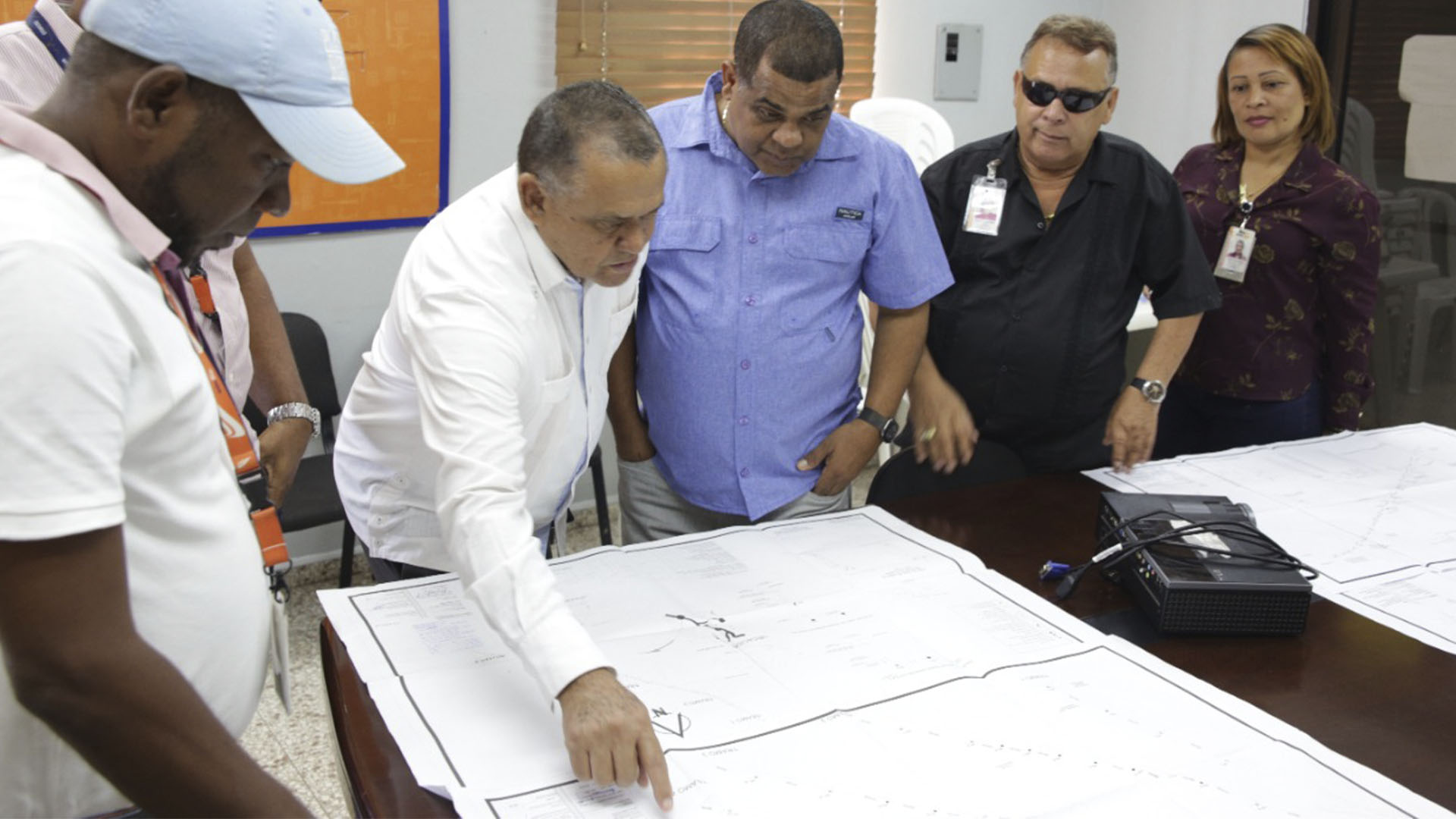 Director Edesur de Barahona se reúne con alcalde para mostrar planos de iluminación en Saladillas