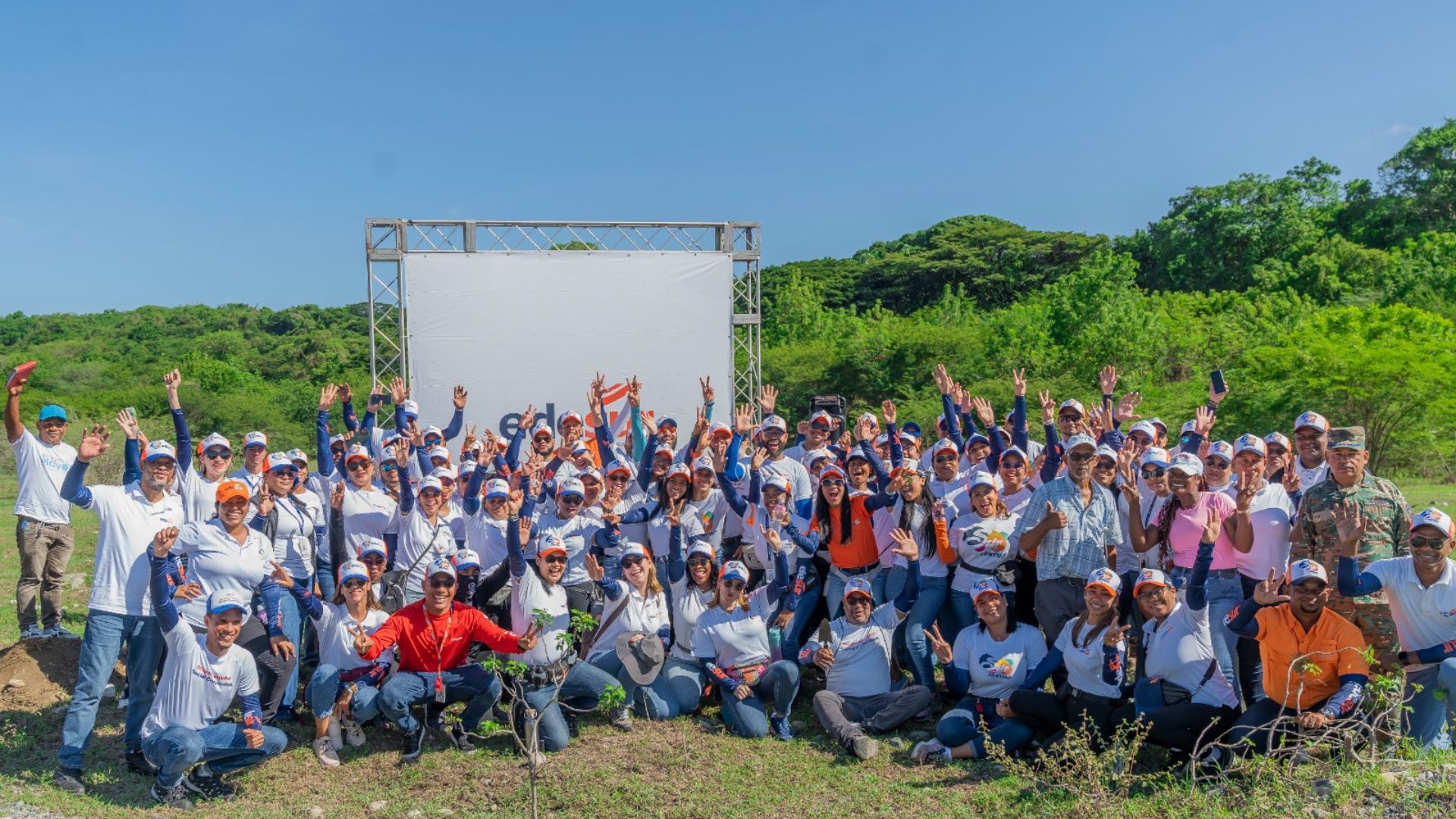 Edesur siembra 2,000 plantas en jornada de reforestación en San Cristóbal