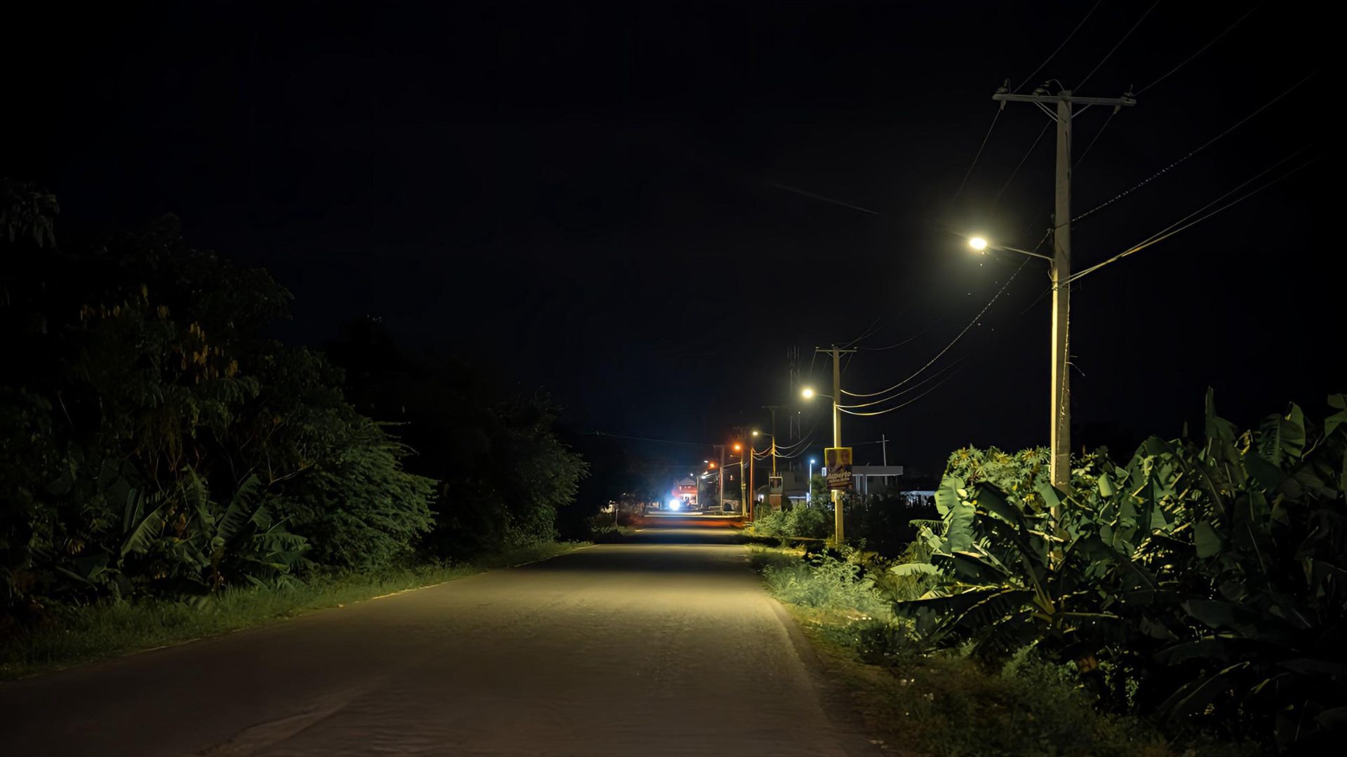 Edesur ilumina cuatro comunidades en Azua, impactando 700 familias
