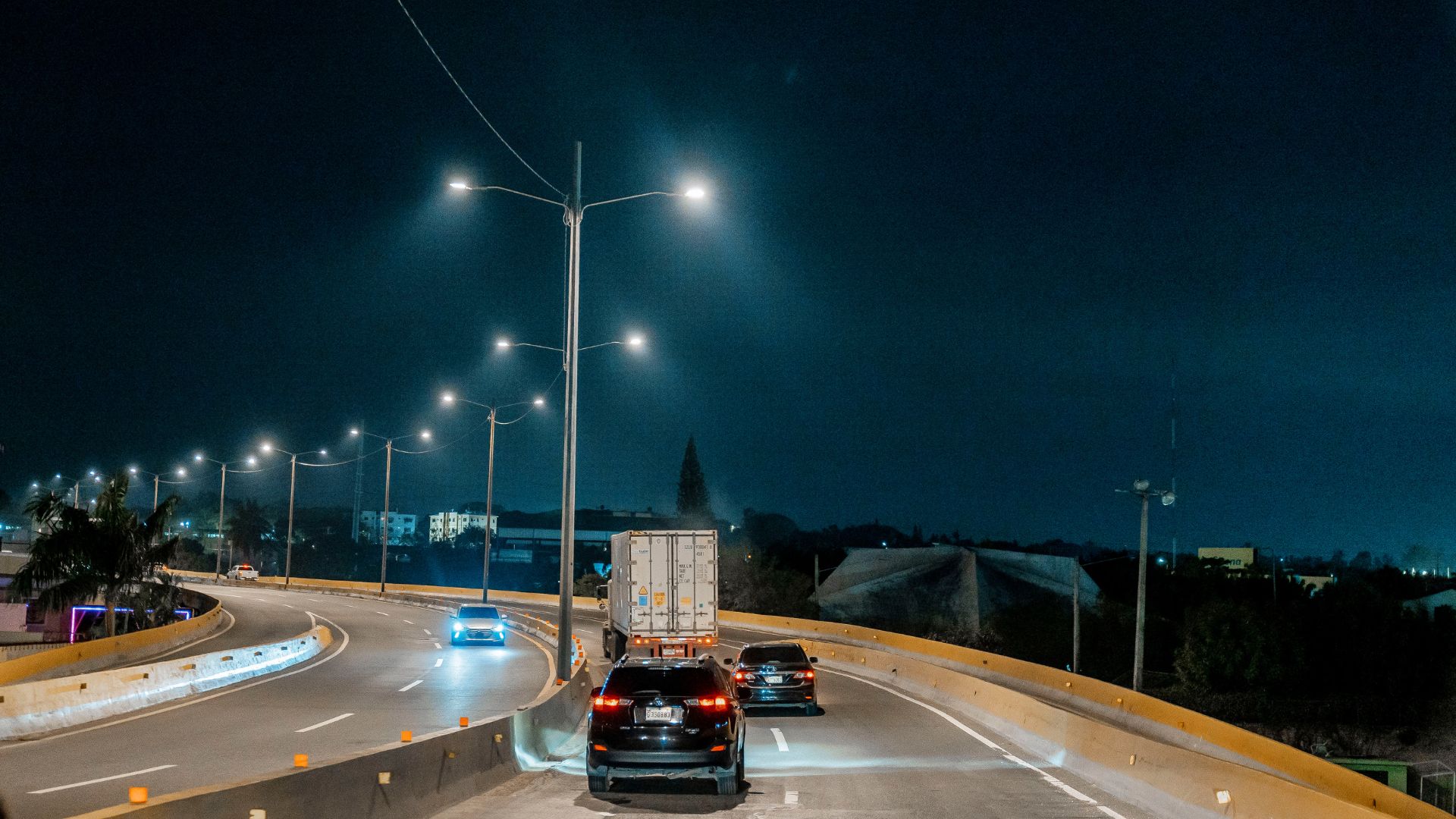 Edesur coloca decenas de luminarias Led nuevas en el elevado de la avenida Luperón