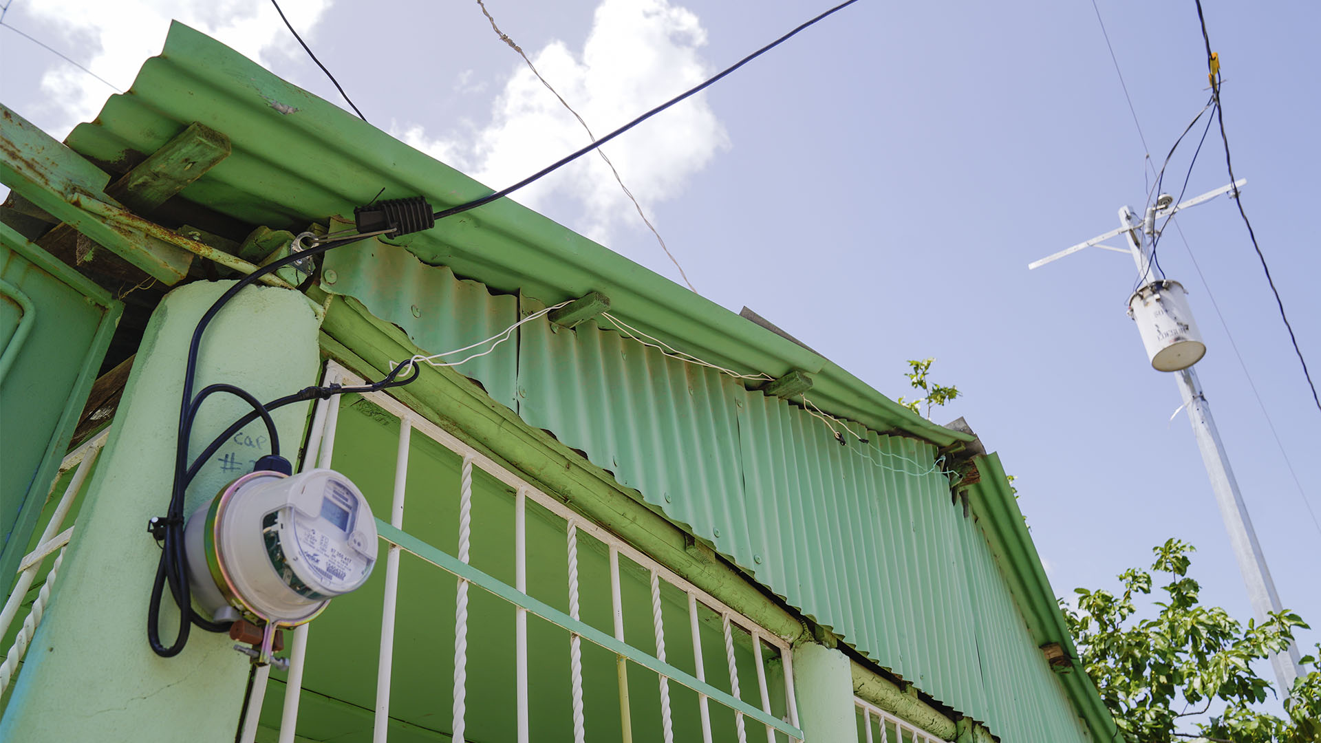 Edesur electrifica e ilumina sector Nueva Esperanza, en Baní, tras 23 años sin servicio de calidad