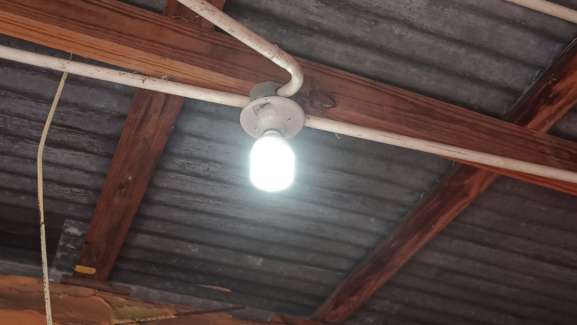 Edesur realiza operativo de cambio de bombillas en El Corbano, San Juan de la Maguana