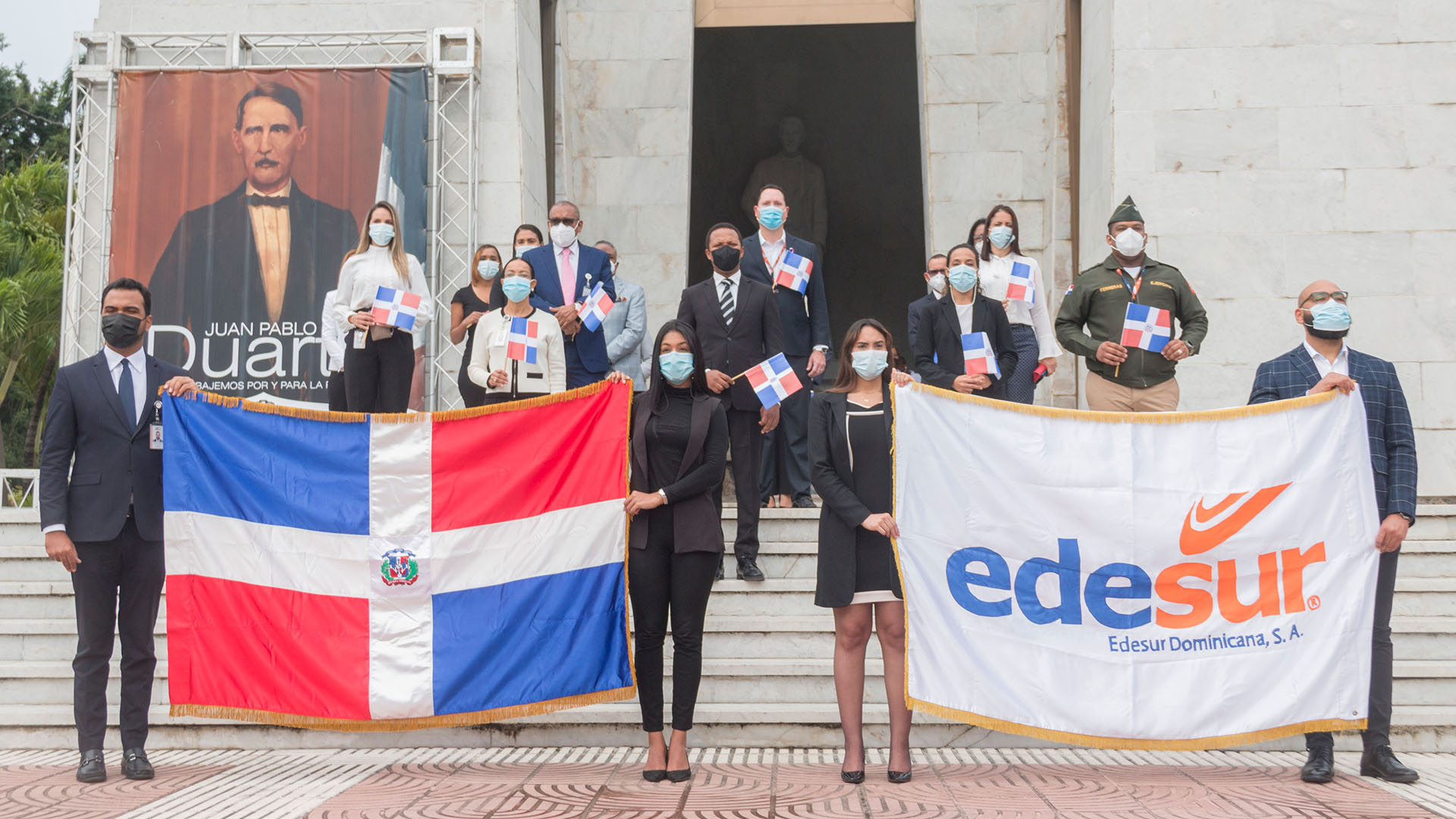 Edesur deposita ofrenda floral en el Altar de la Patria