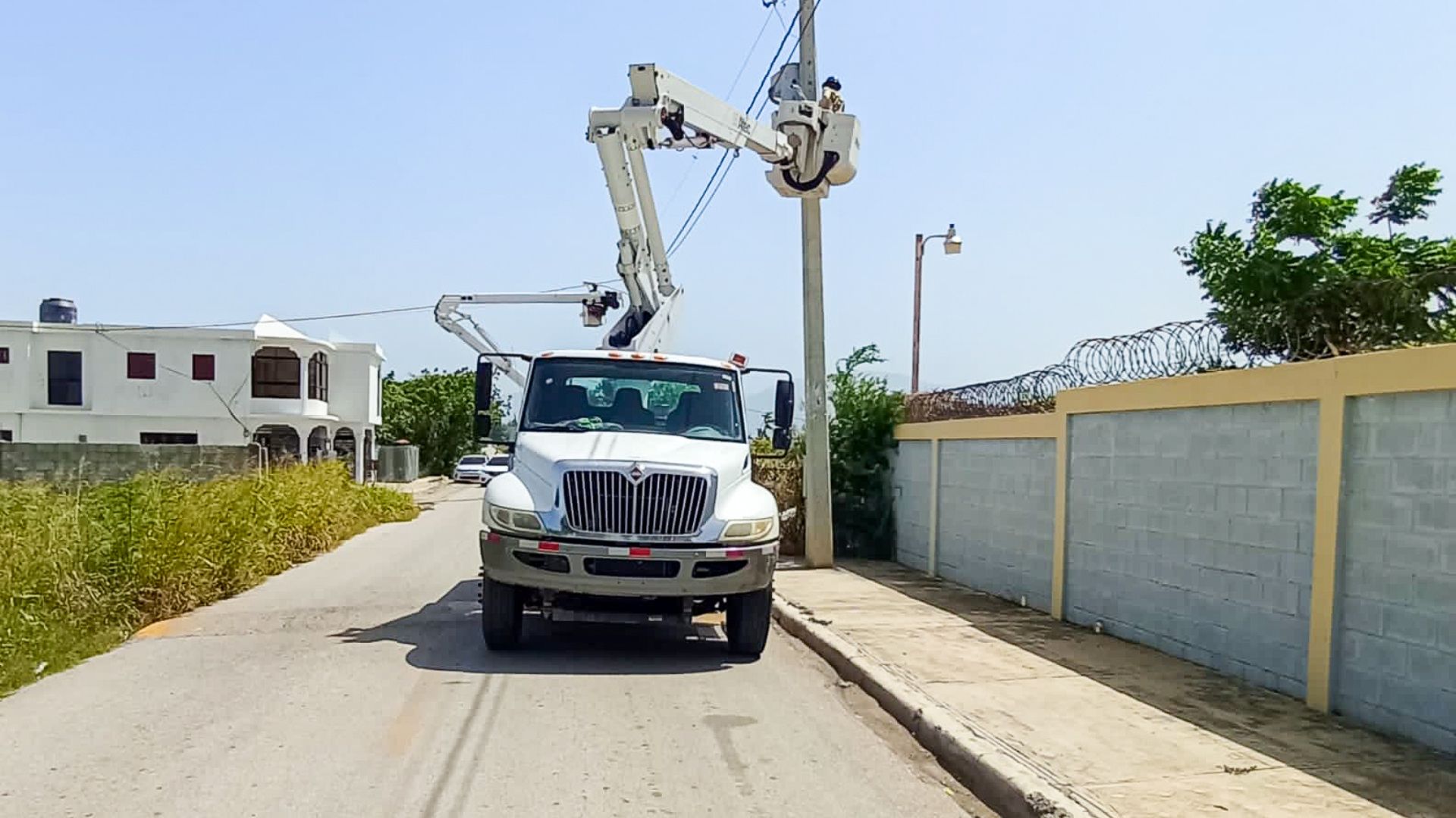 Edesur ilumina carretera SJM-Jínova, tras varios años de espera; ahora pueden transitar más seguros
