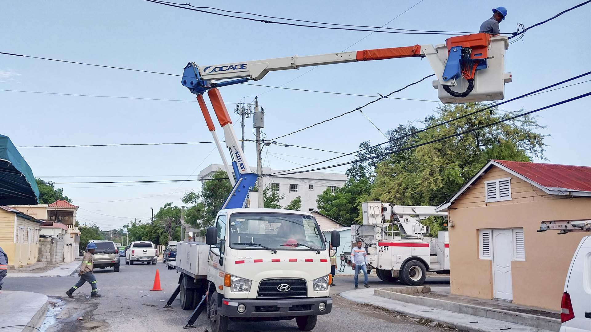 Edesur rehabilita redes eléctricas en el sector La Colonia de Azua