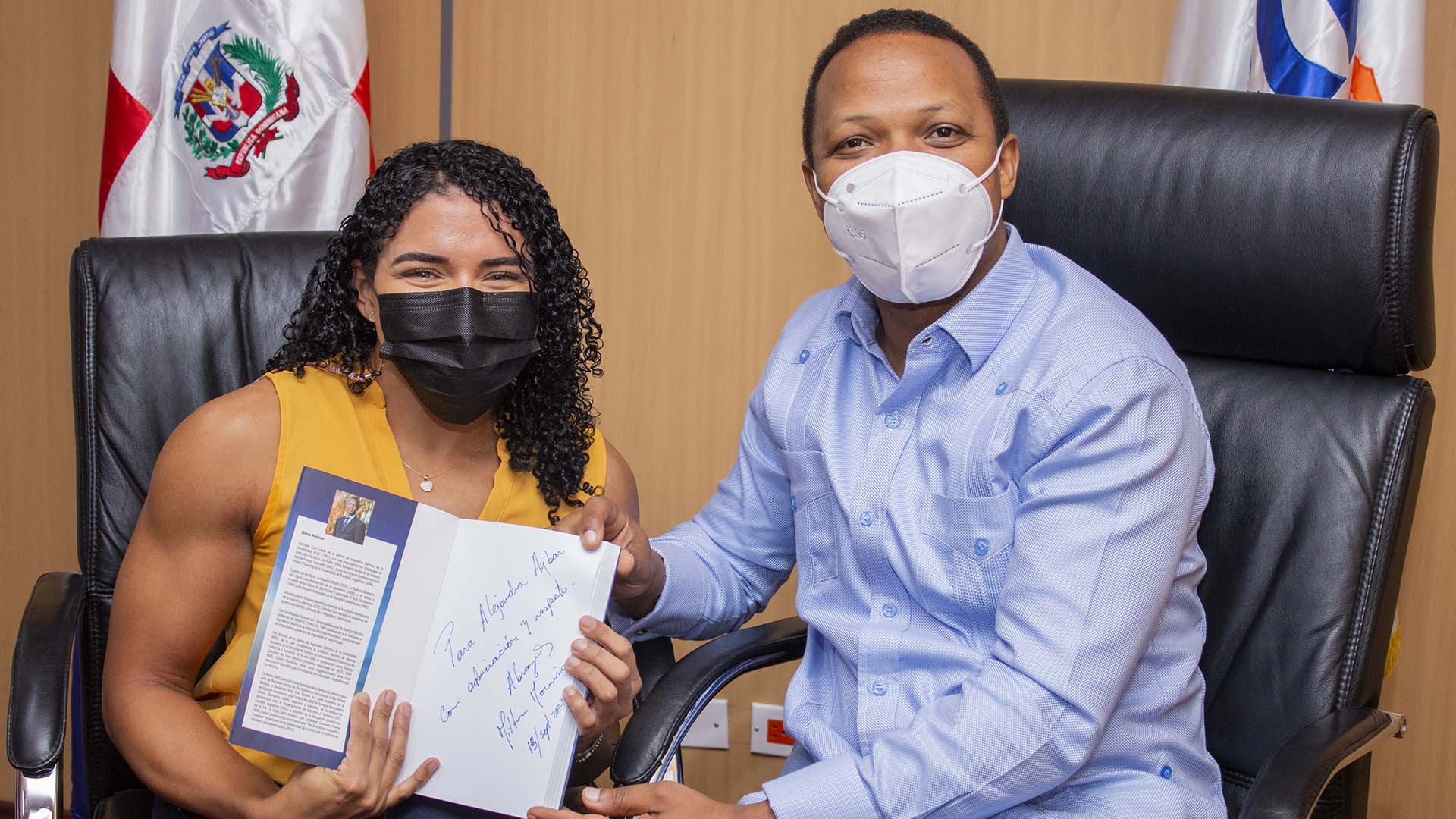 Atleta paralímpica Alejandra Aybar realiza visita de cortesía a Edesur