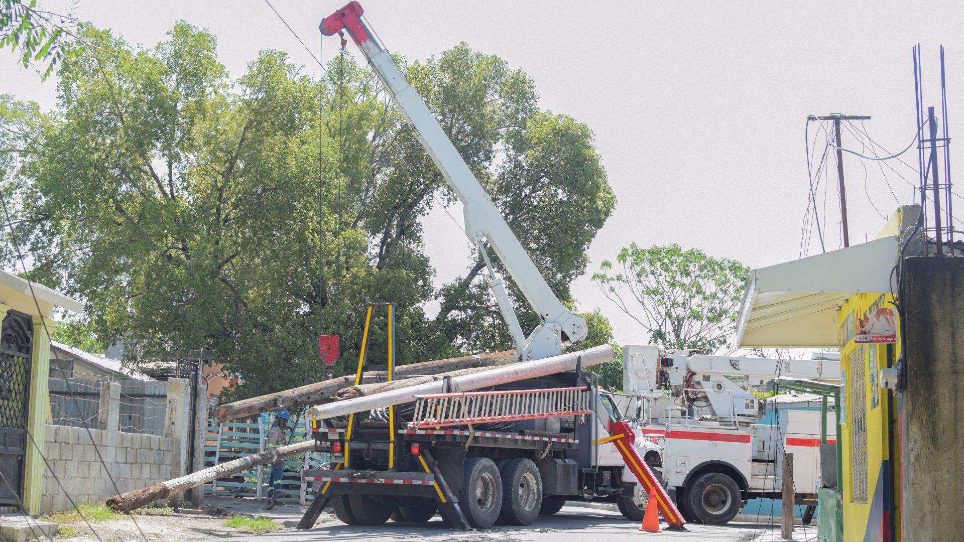 Edesur rehabilita redes eléctricas en el sector Quisqueya de Azua