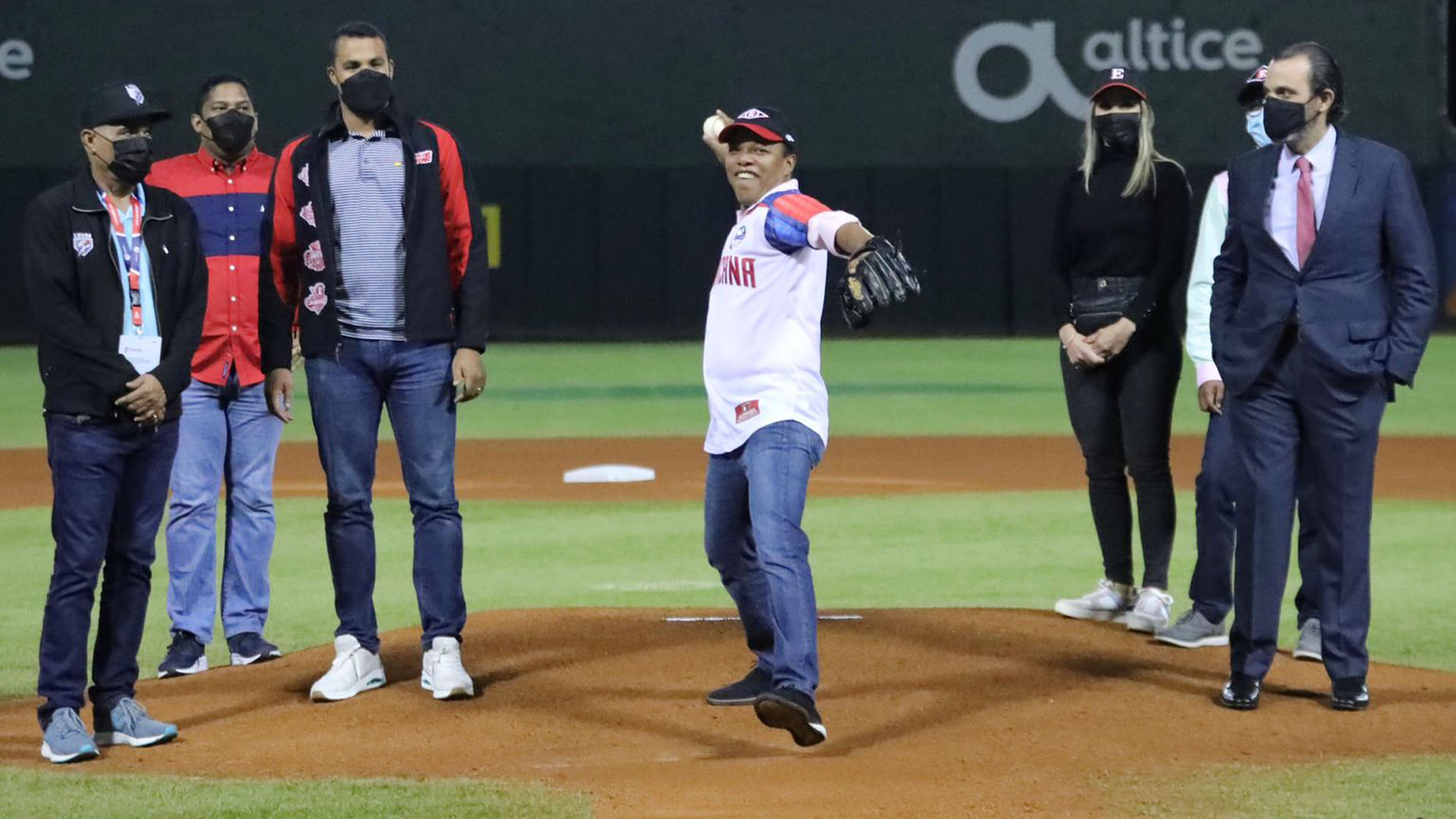 Milton Morrison hace lanzamiento de honor en partido del Escogido vs Gigantes