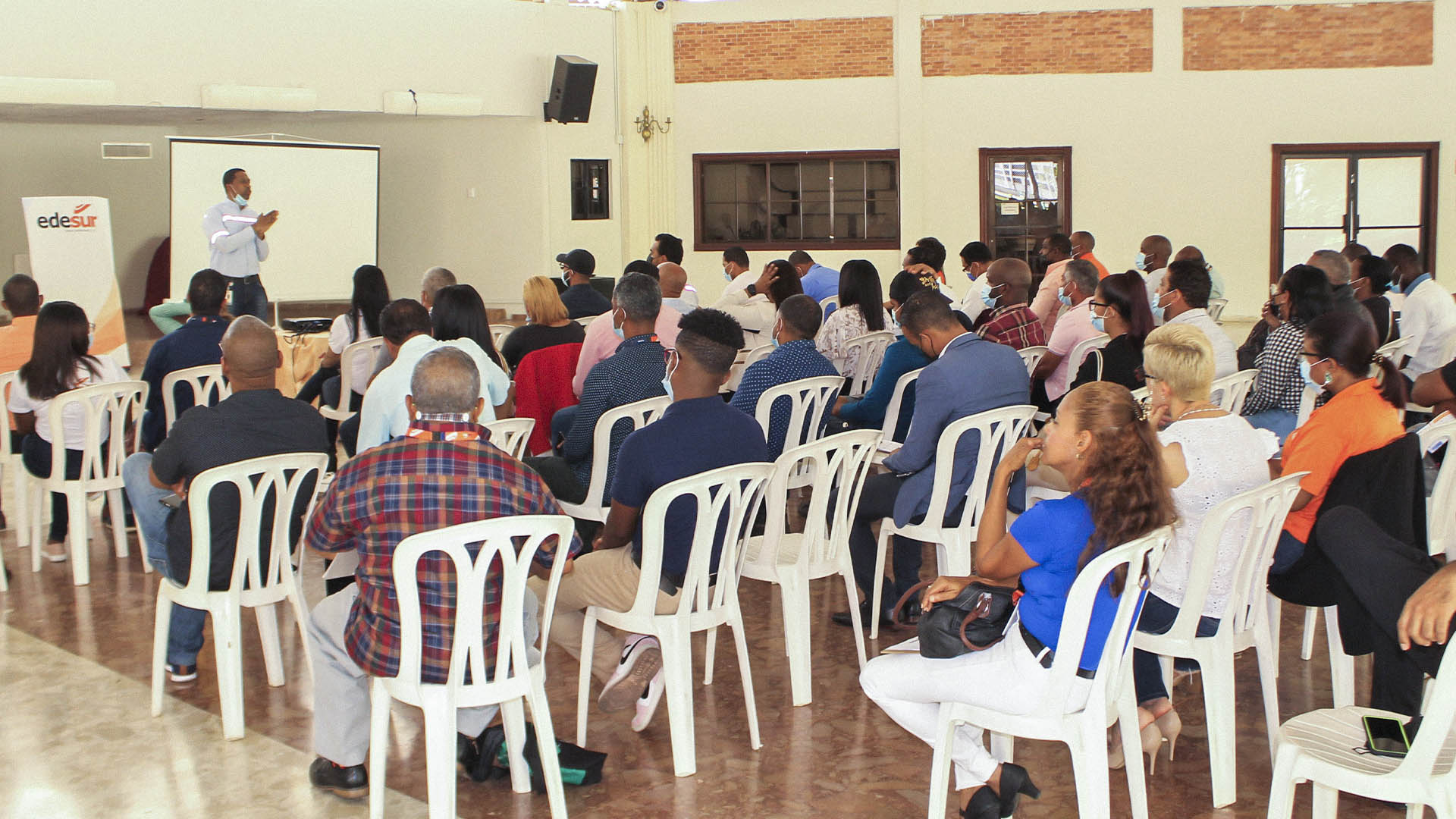 Edesur imparte charla sobre lectura y facturación para fortalecer el servicio al cliente
