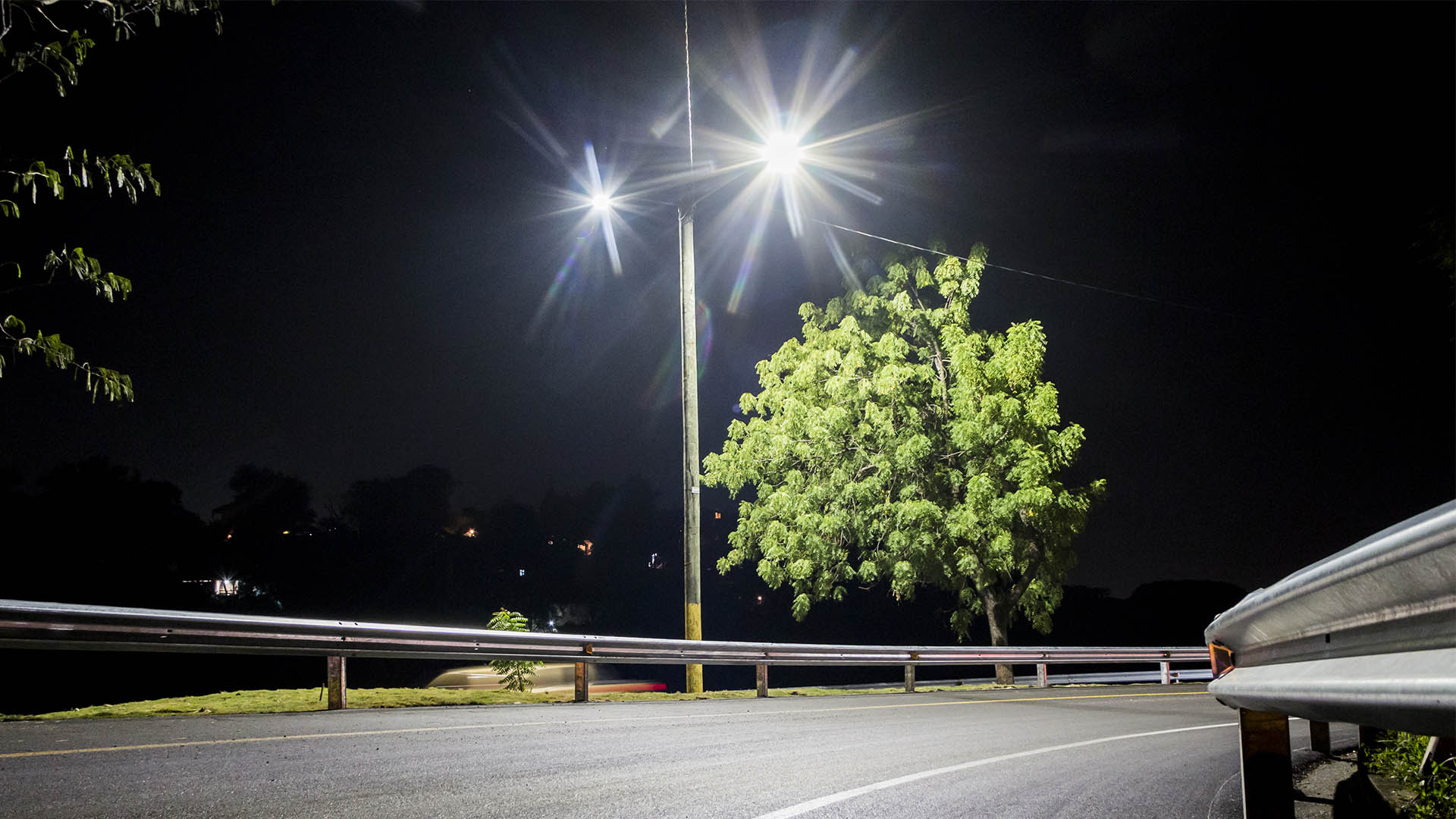 Edesur ilumina  vías de acceso a balnearios de San Cristóbal y sus municipios