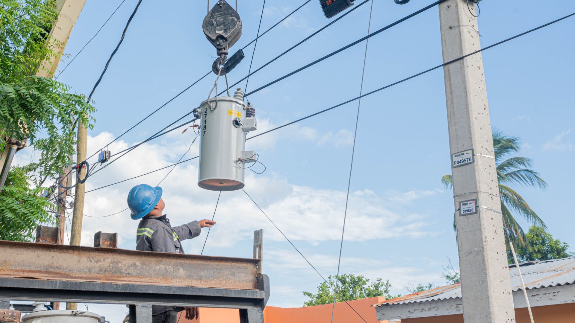 Edesur instala siete transformadores, regulariza usuarios y mejora redes eléctricas en Azua