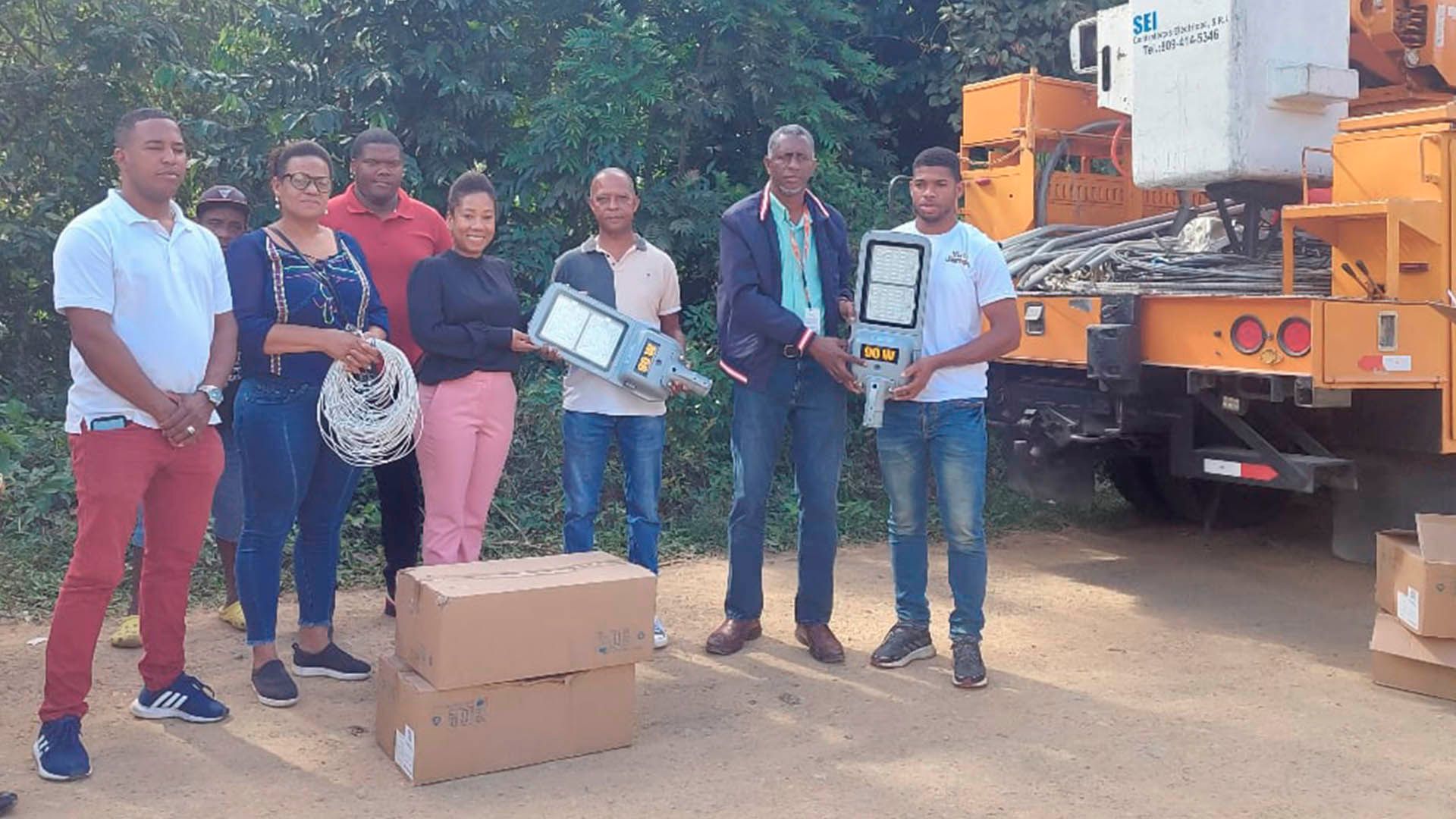 Edesur ilumina seis comunidades del distrito municipal de Hato Dama San Cristóbal