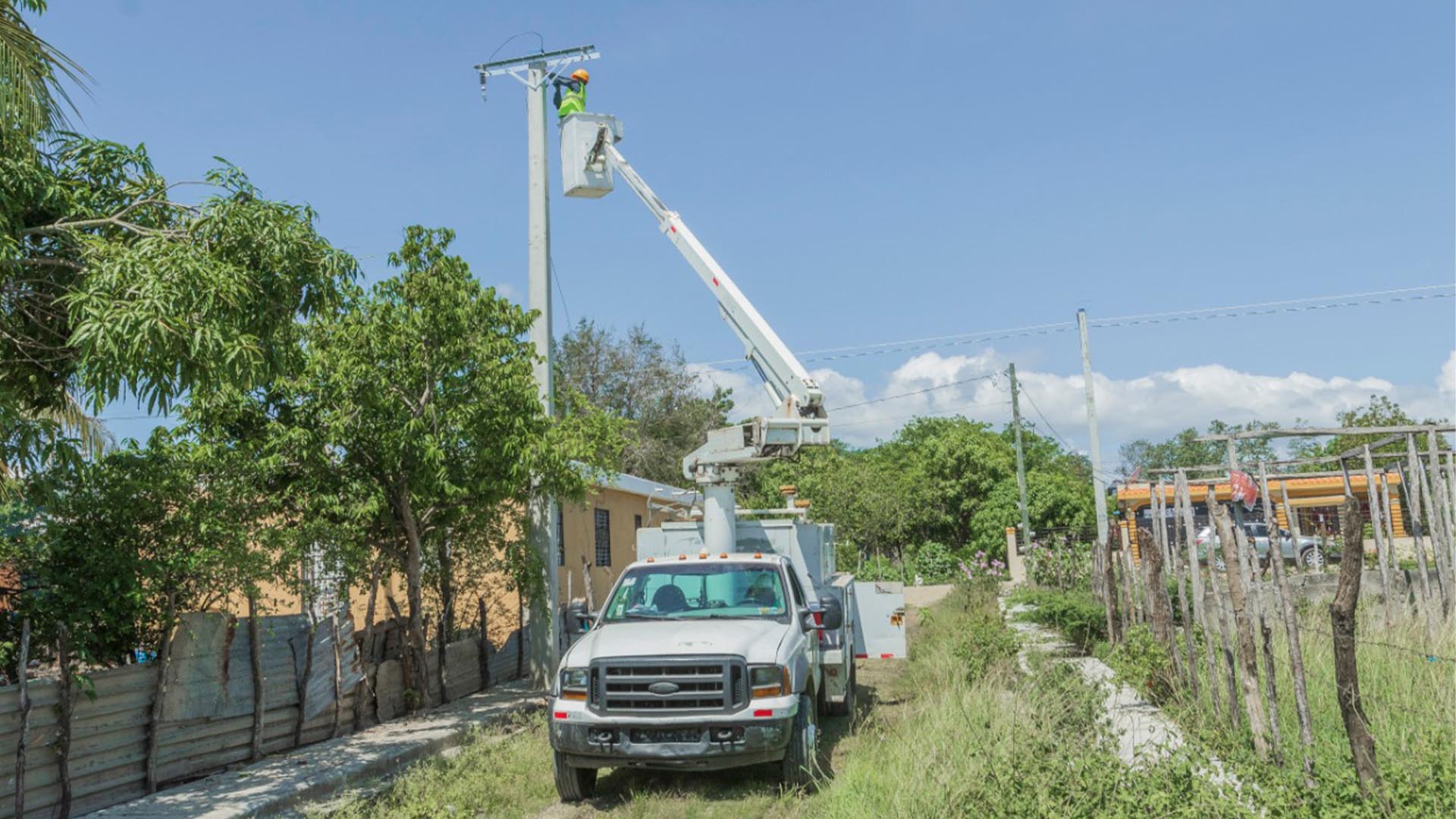 Edesur trabaja para iluminar y electrificar cuatro comunidades en Las Matas de Farfán