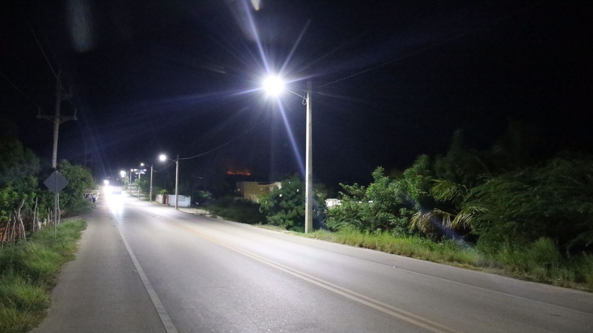Edesur Dominicana ilumina tramo de la carretera Barahona-Azua