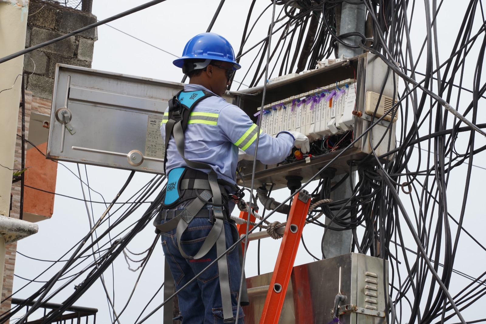 Edesur Dominicana trabaja para restablecer el servicio a unas 60 viviendas afectadas por prácticas fraudulentas en el DN
