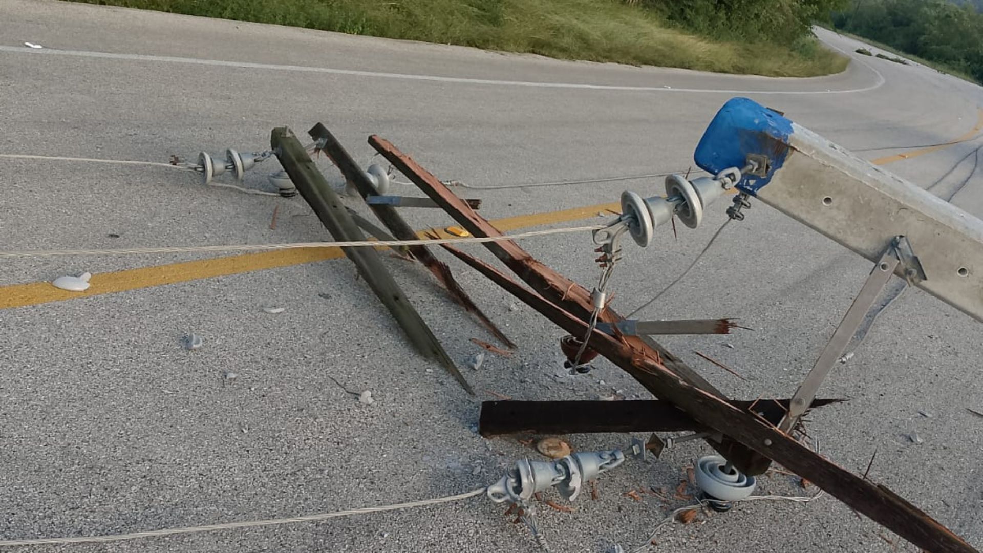 Edesur informa que accidentes de tránsito derriban postes y originan avería en San Juan de la Maguana, Las Matas de Farfán y Elías Piña