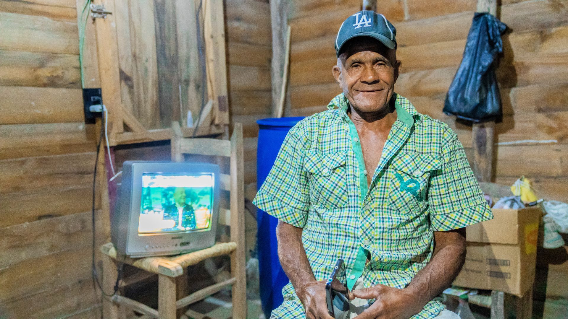 Edesur electrifica remota comunidad El Pie de la Loma, en Bahoruco, tras 100 años de espera