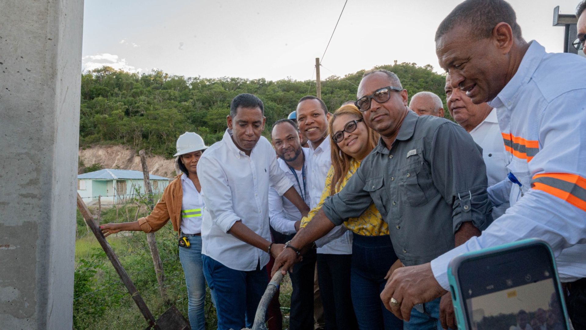Edesur inicia trabajos de electrificación en las comunidades de San Antonio de Galindo y Villa Palomino en Azua