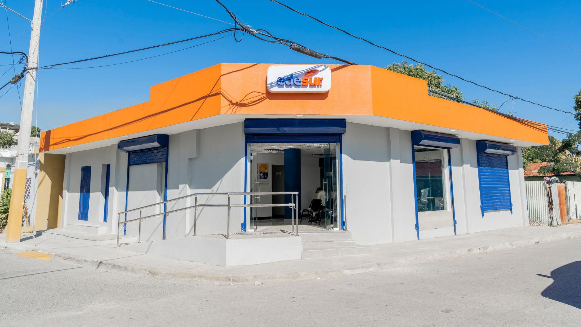 Edesur pone en funcionamiento puntos expresos inclusivos para atender clientes en Vicente Noble y Tamayo